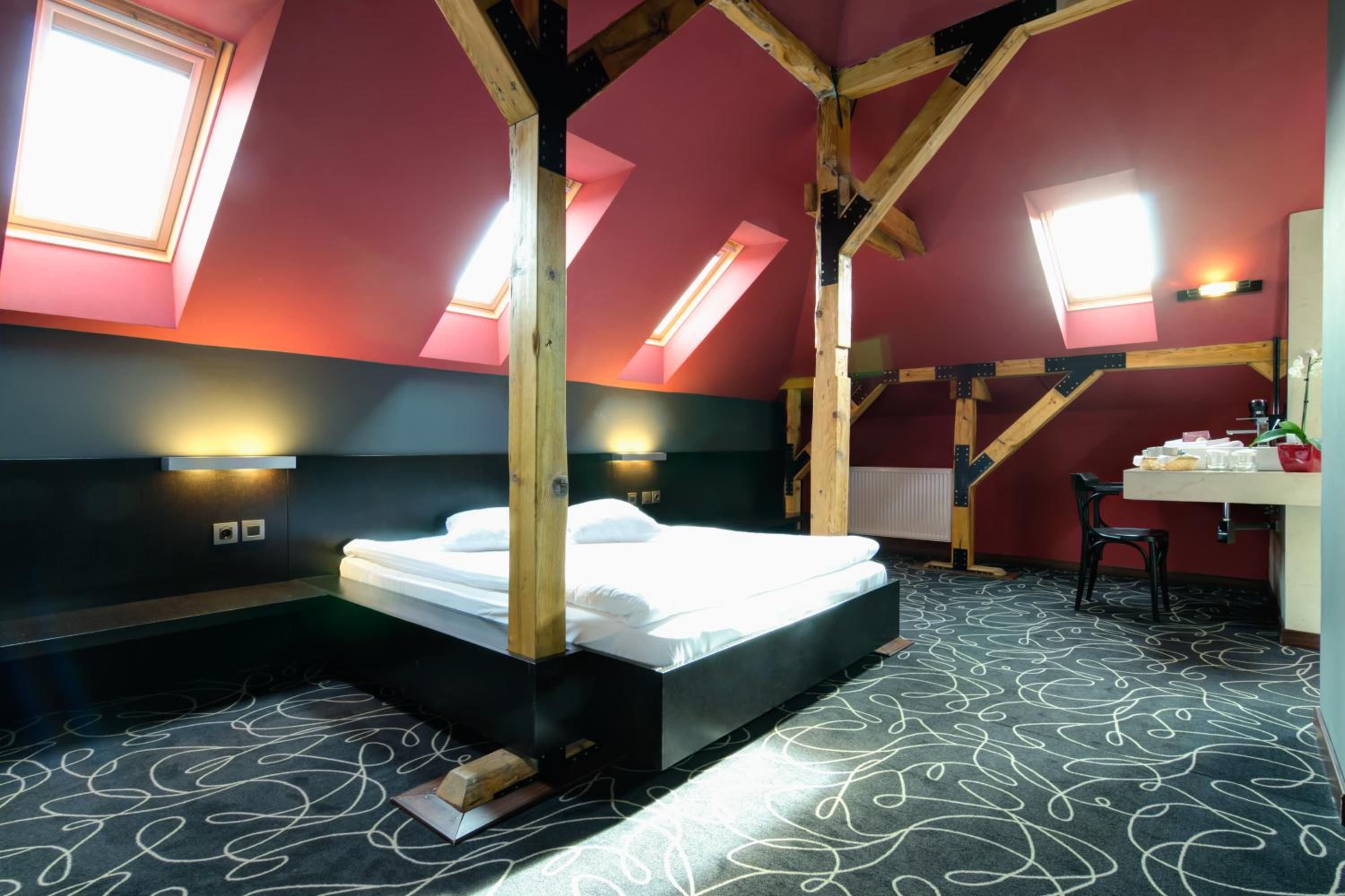 Suite - Photo 16