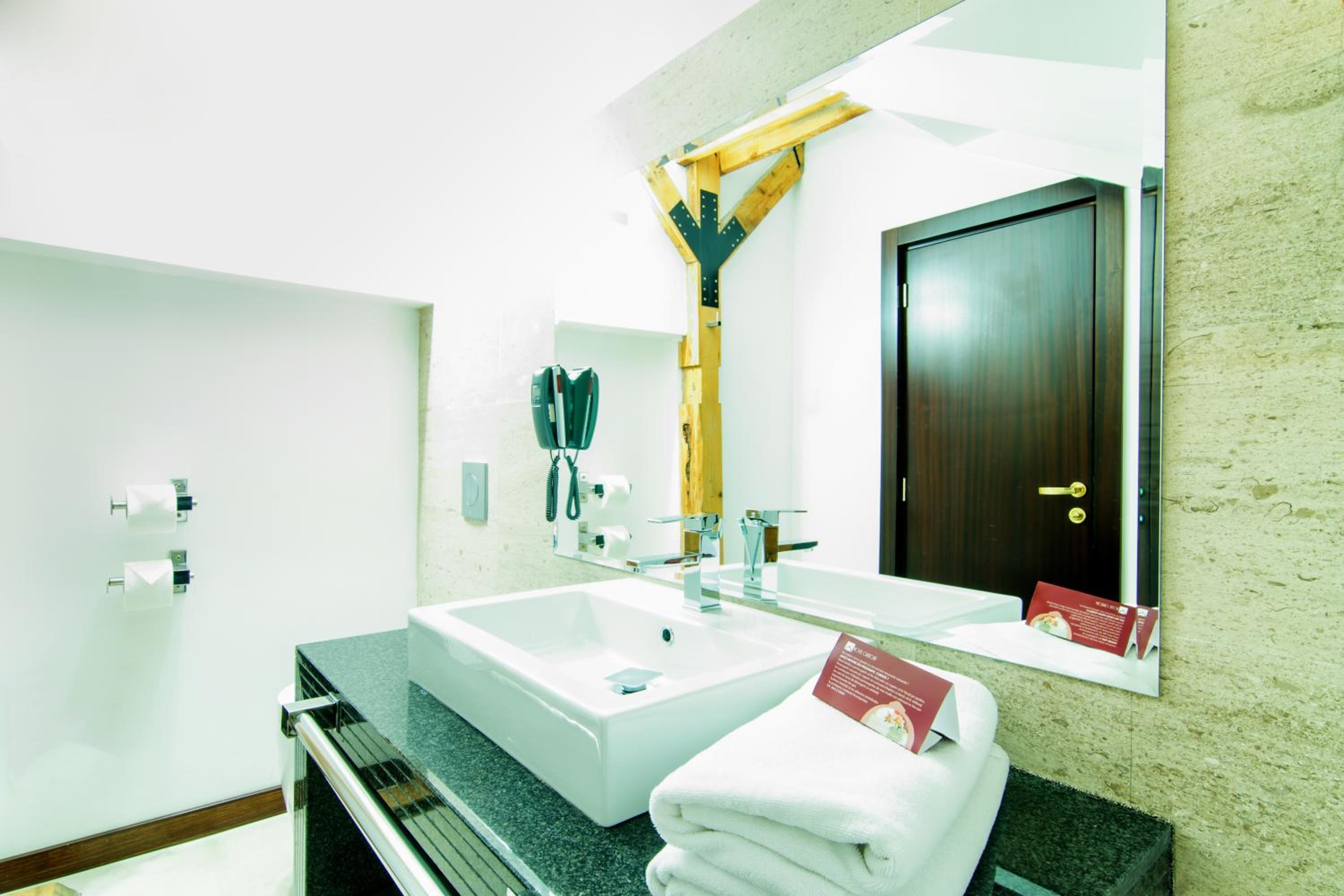 Suite - Photo 20