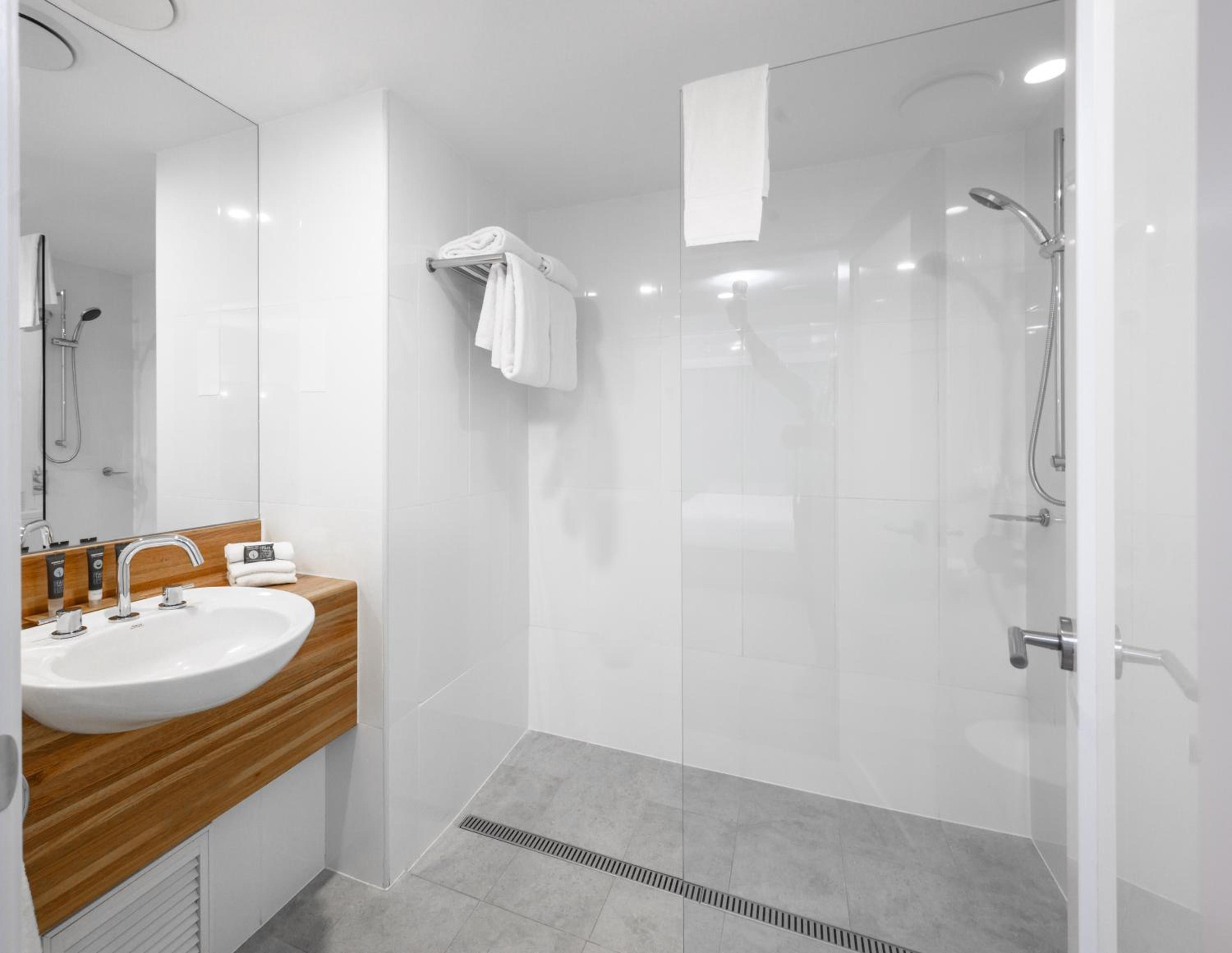Executive King Room with Lagoon View - Photo 3