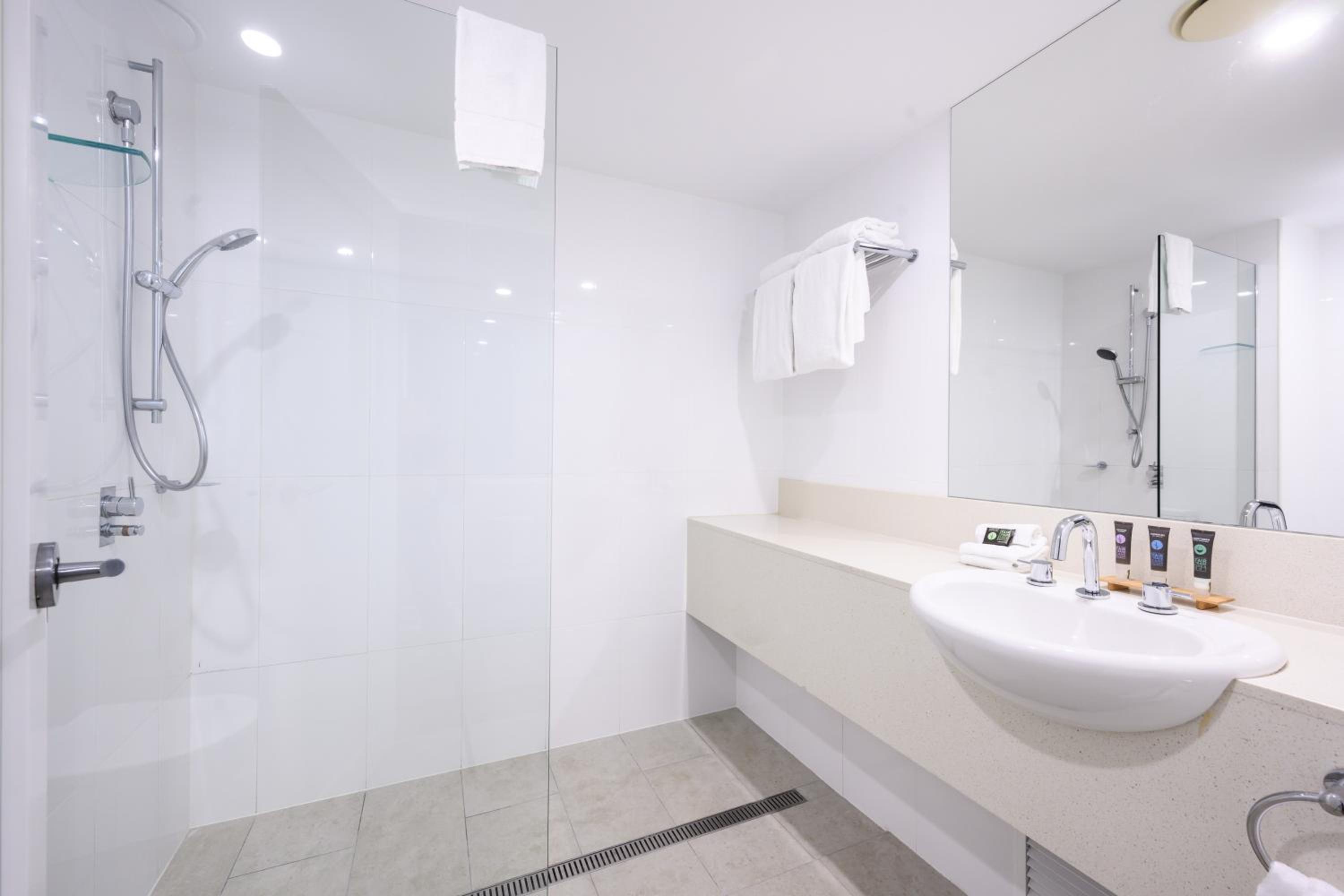 Executive Double Room with Two Double Beds and Lagoon View - Photo 2