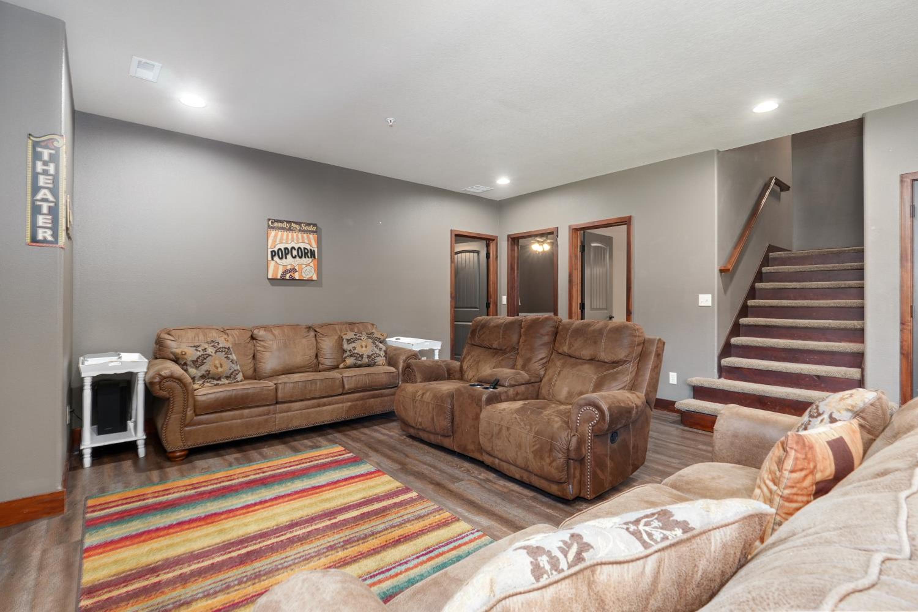 Six-Bedroom House photo 3