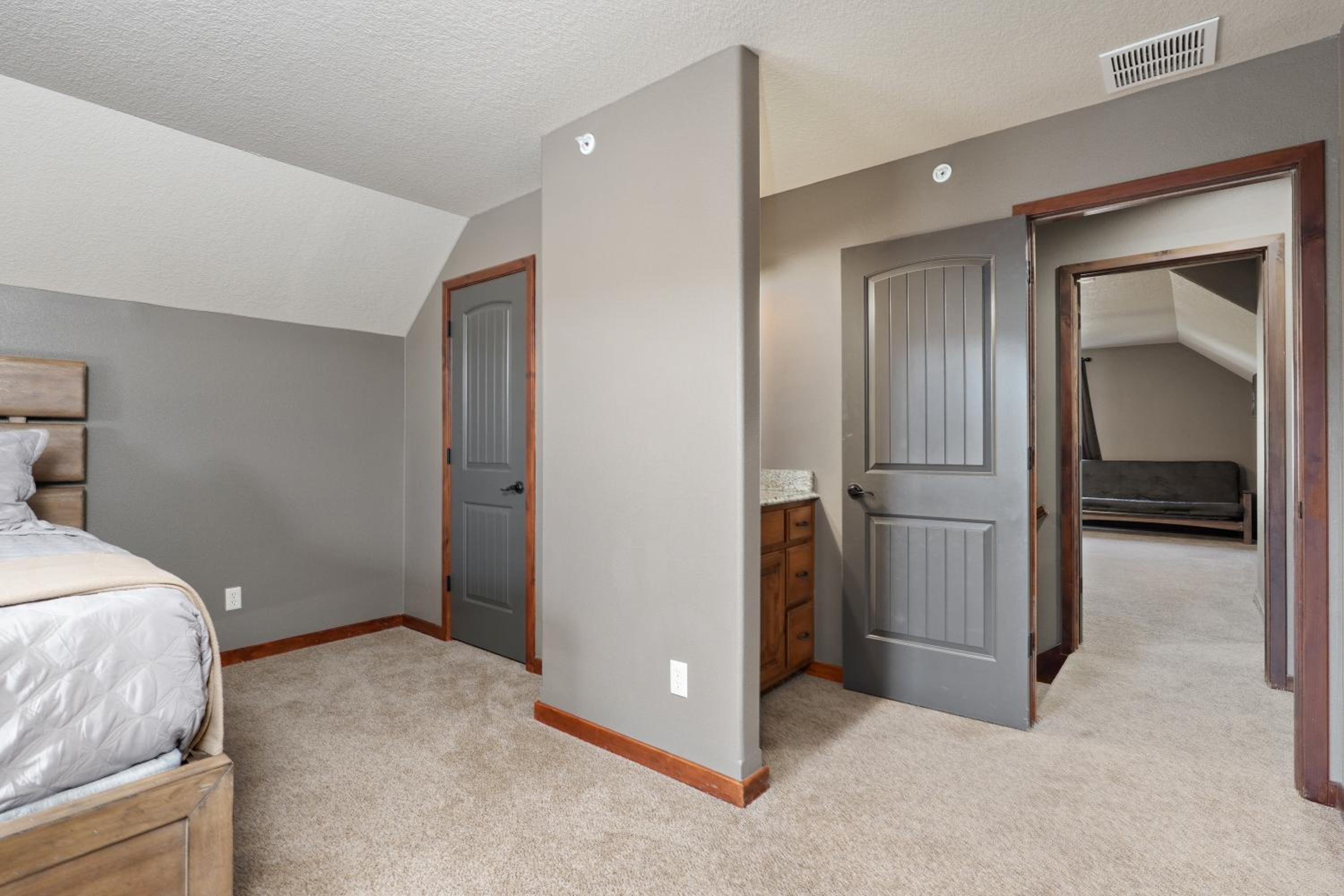Six-Bedroom House photo 2