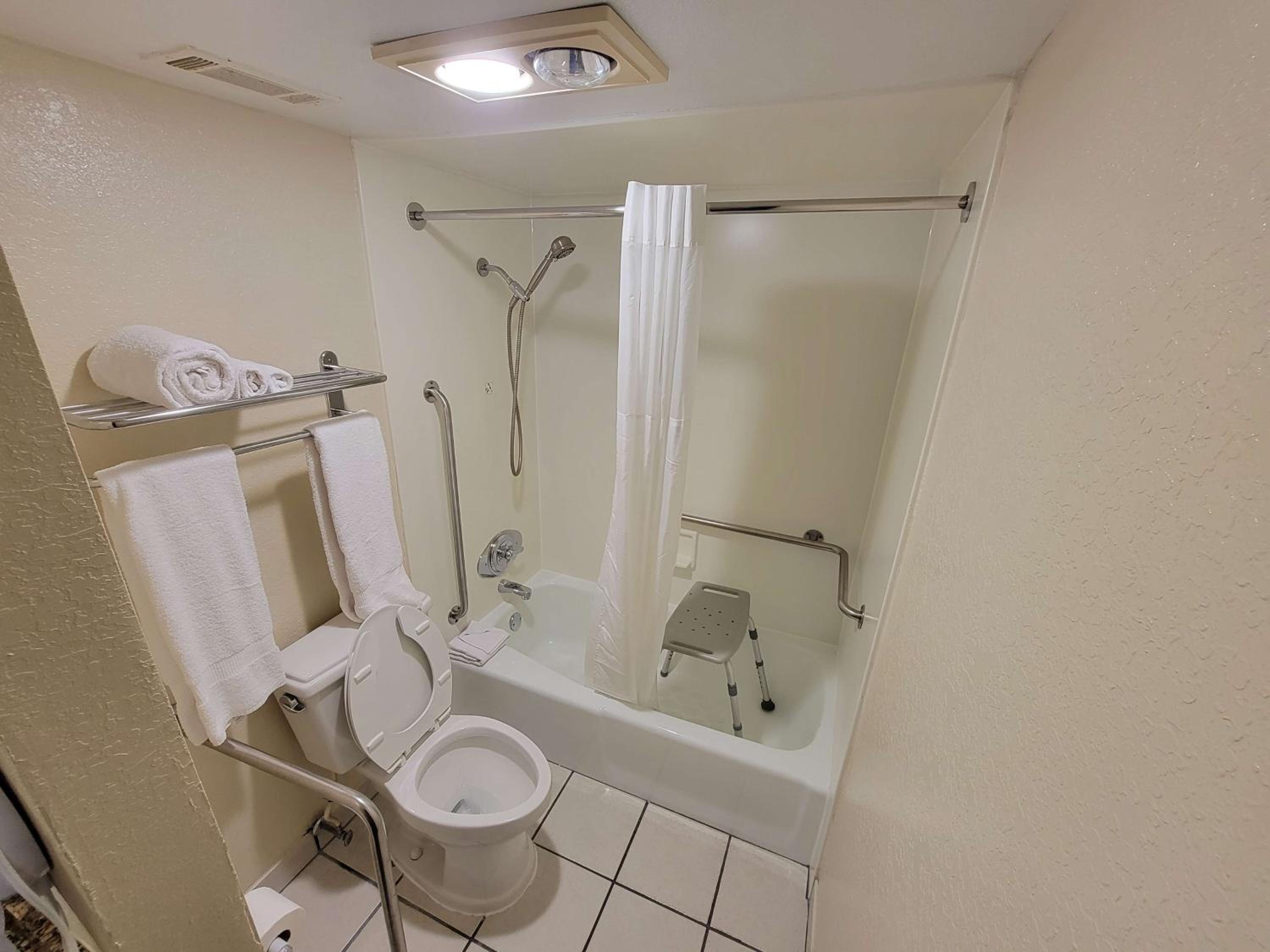 King Room with Bathtub - Disability Access/Smoking photo 3