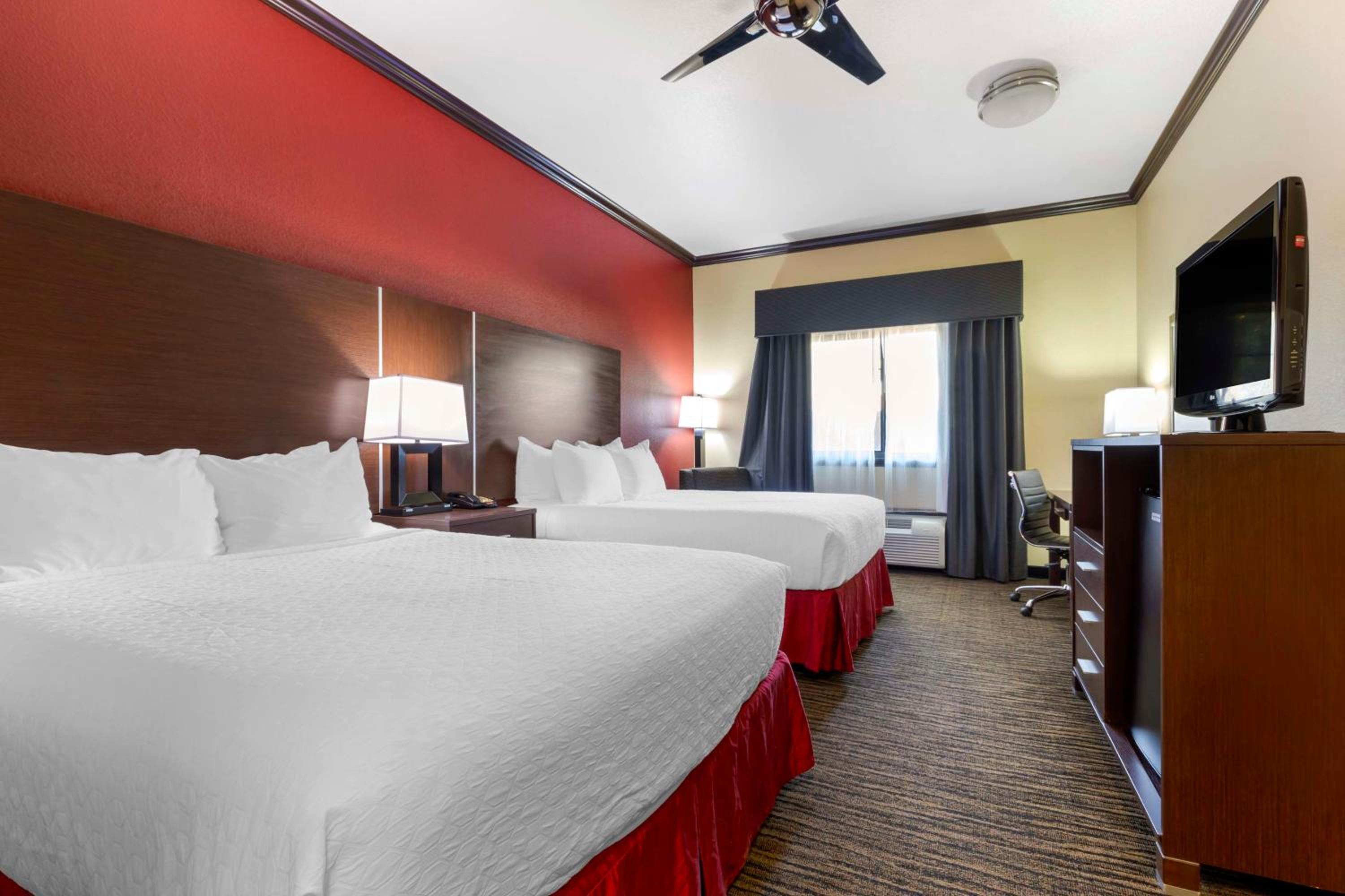 Queen Room with Two Queen Beds - Non-Smoking photo 1