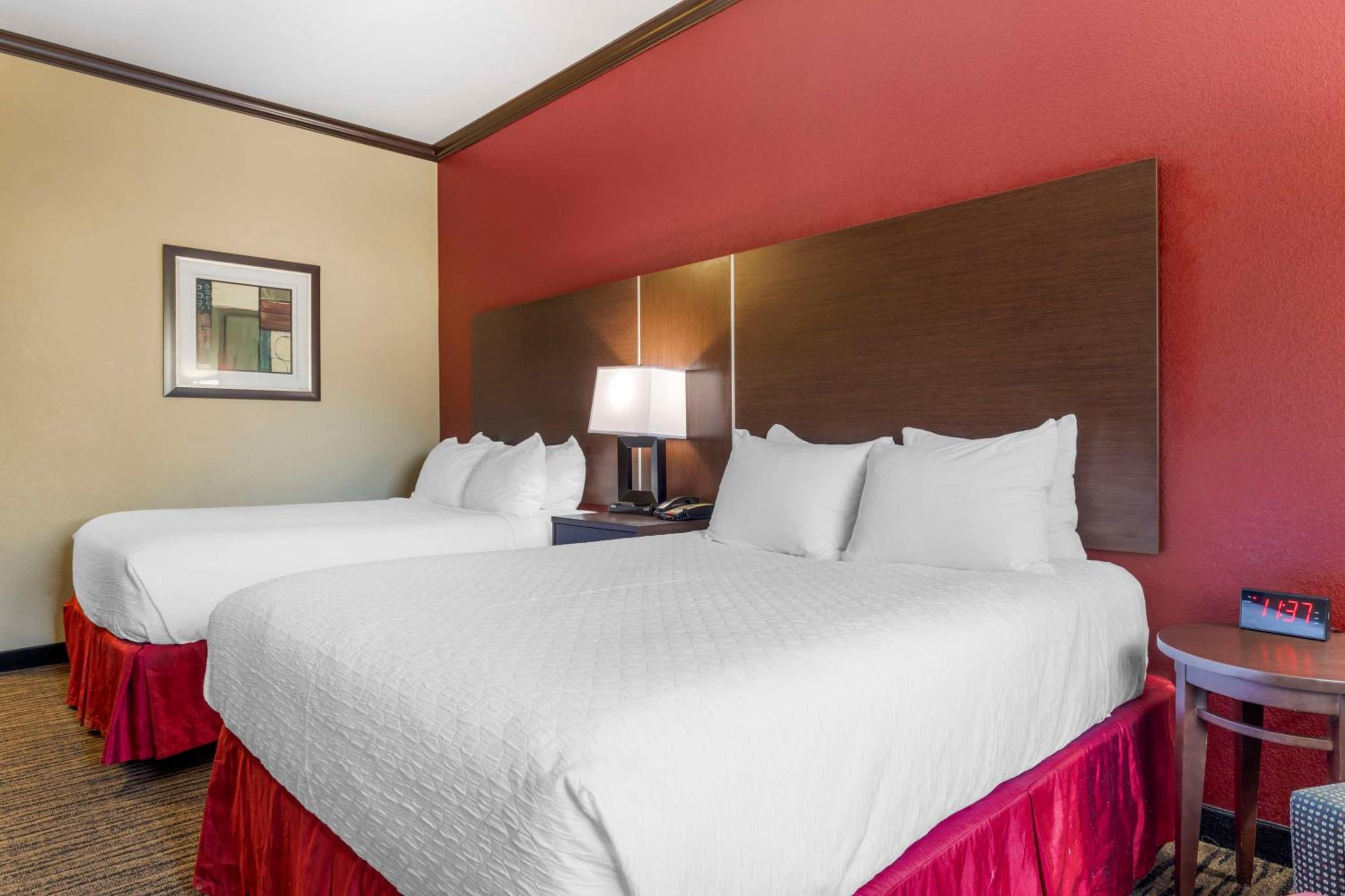 Queen Room with Two Queen Beds - Non-Smoking photo 3