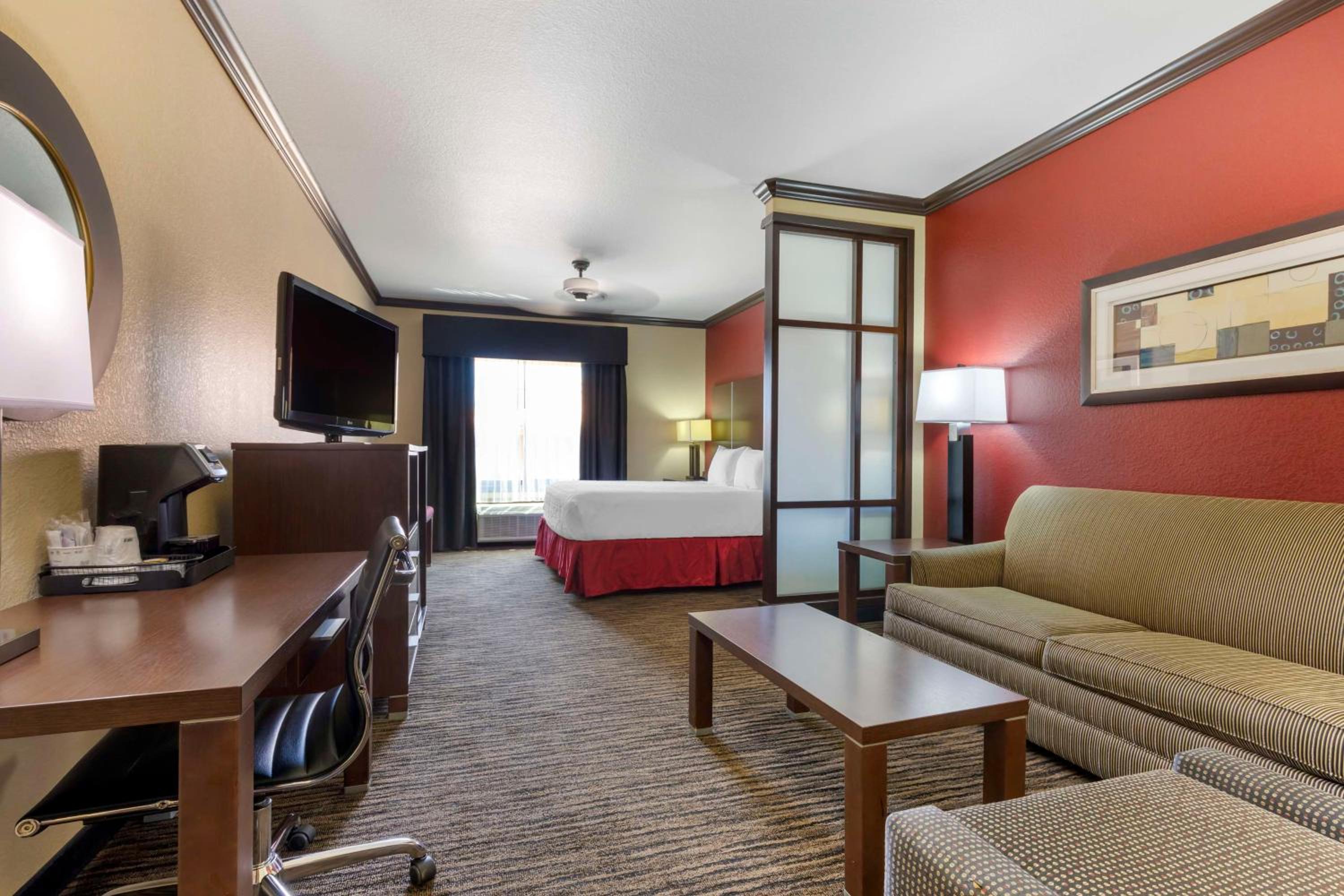 King Suite with Sofa Bed - Non-Smoking photo 1