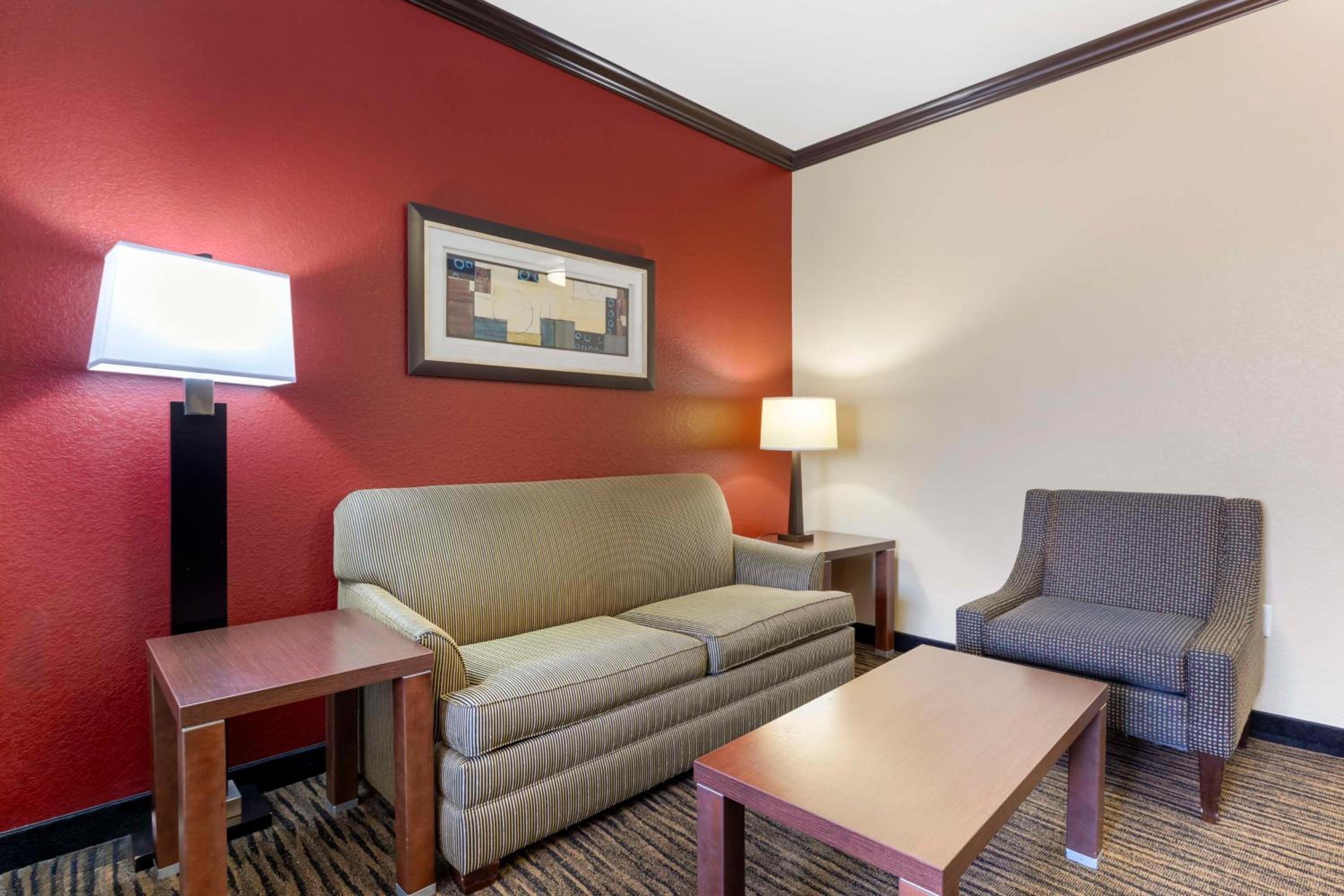 King Suite with Sofa Bed - Non-Smoking photo 2
