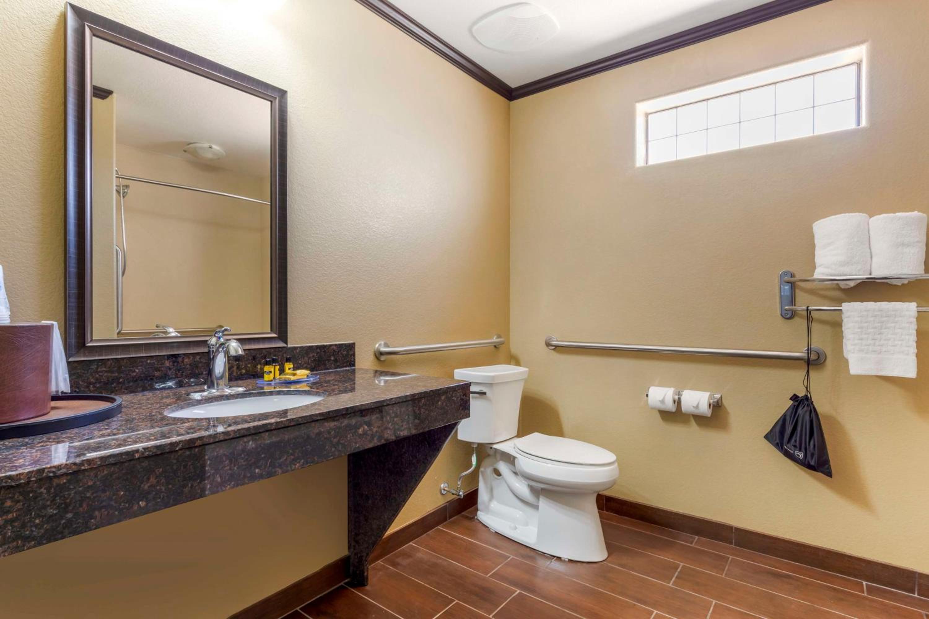 King Room with Shower - Non-Smoking photo 2
