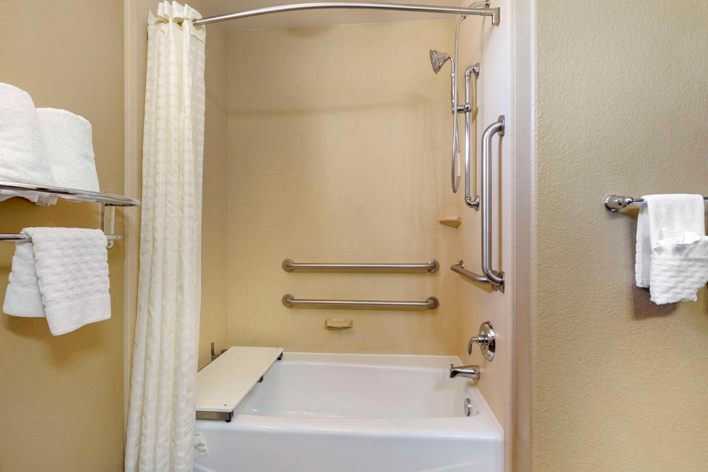 Queen Room with Two Queen Beds - Disability Access/Non-Smoking photo 2