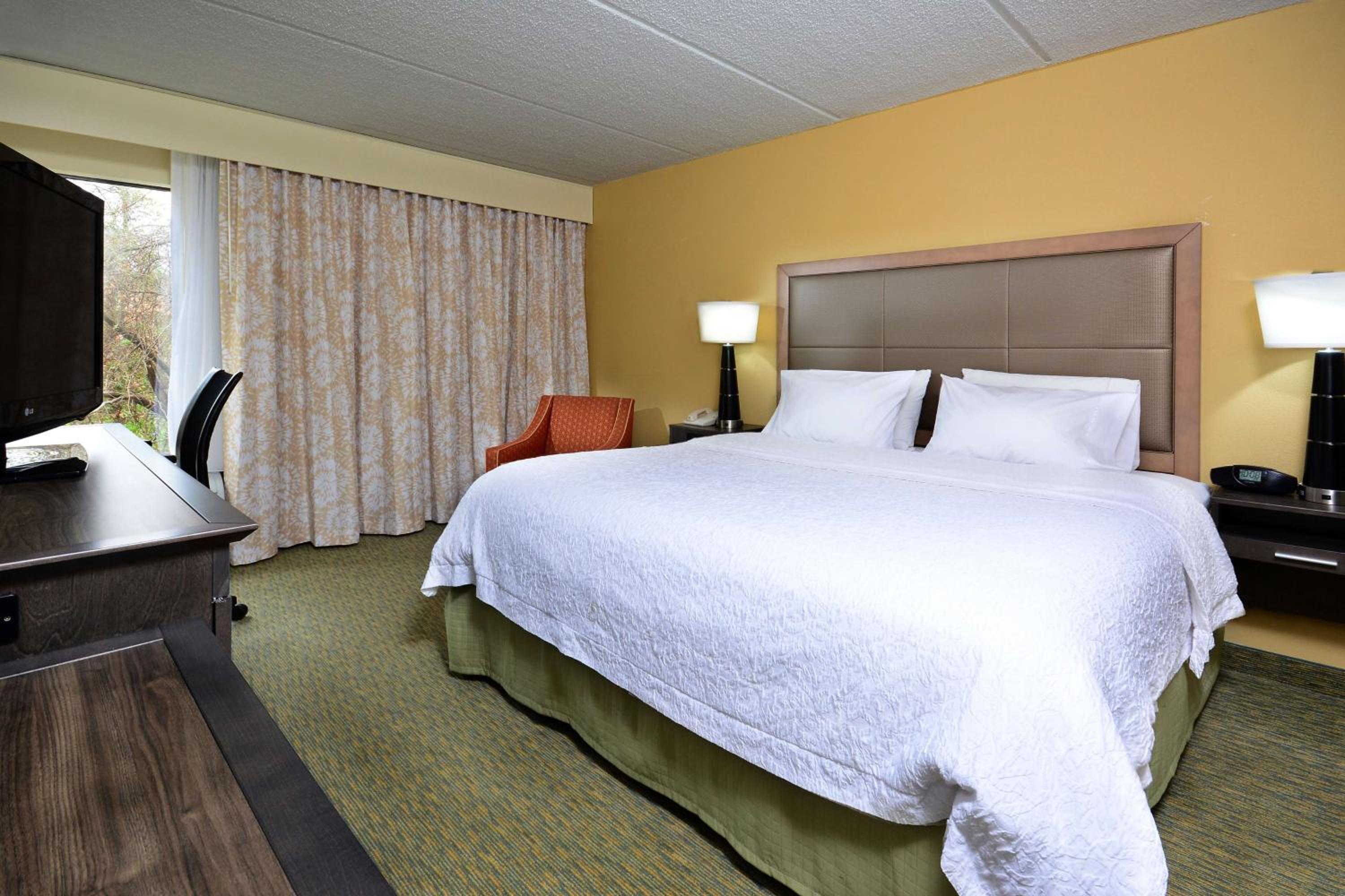 King Room with King Bed - Non-Smoking - Photo 1