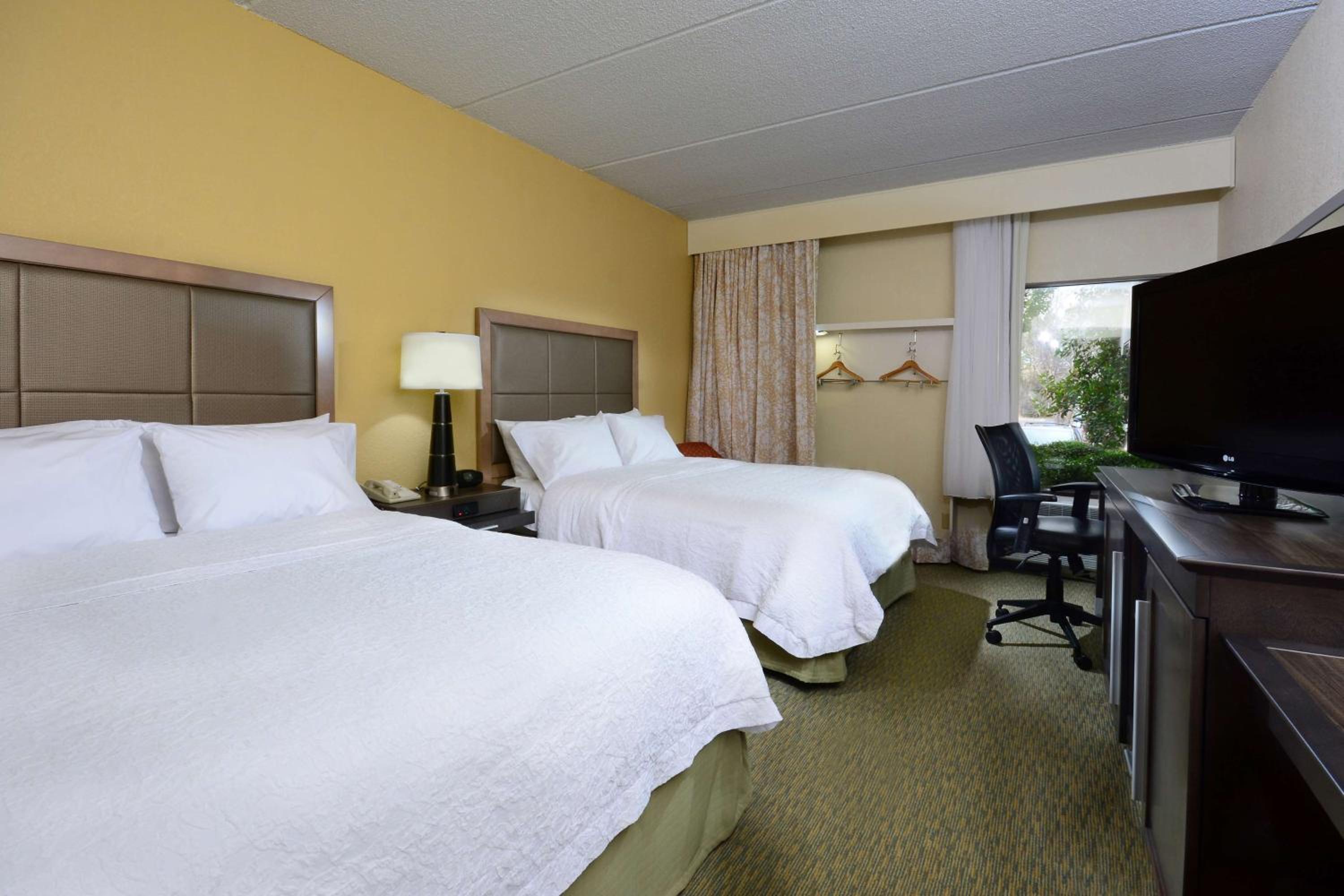 Room with Two Queen Beds - Non-Smoking - Photo 3
