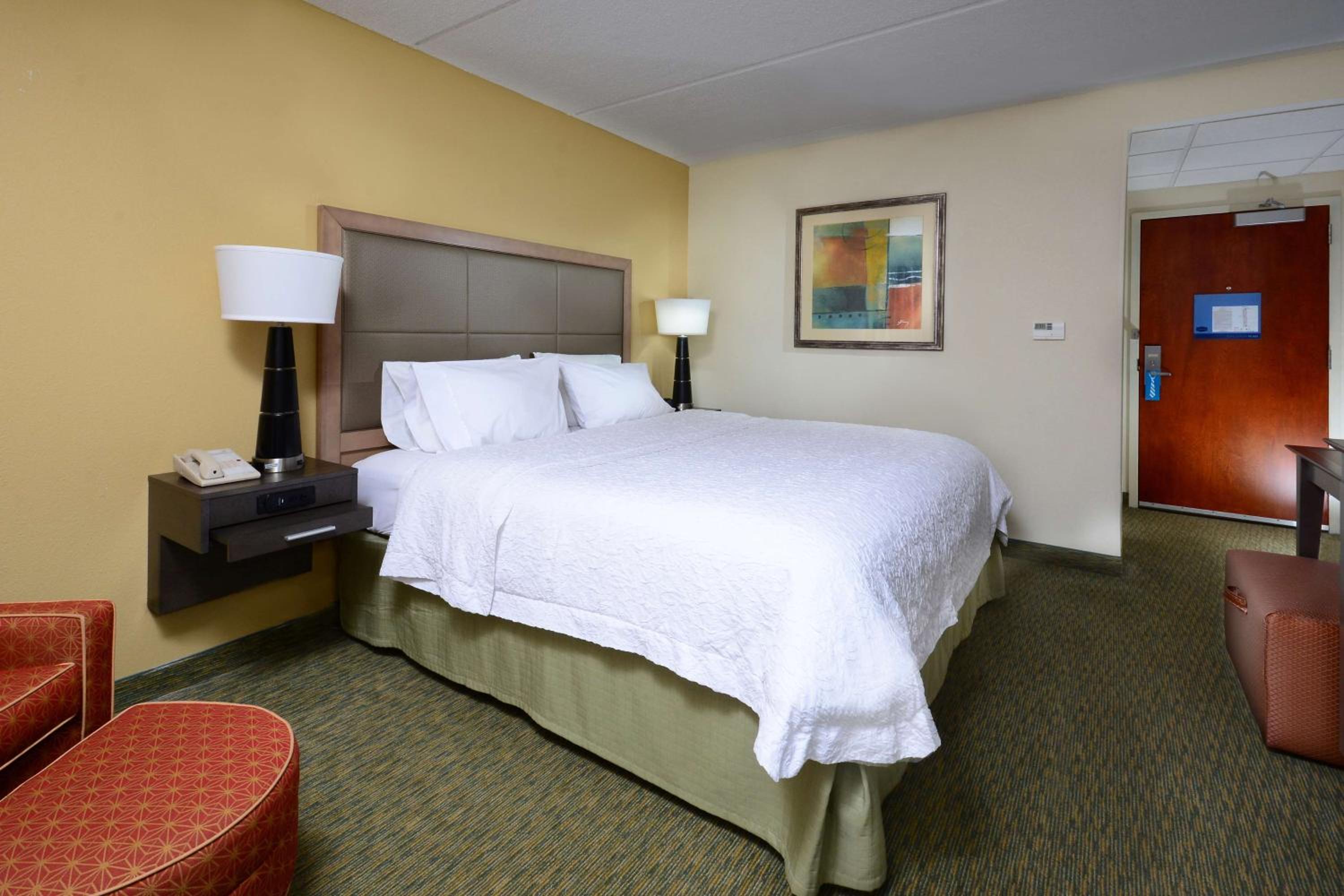 King Room with King Bed - Non-Smoking - Photo 3