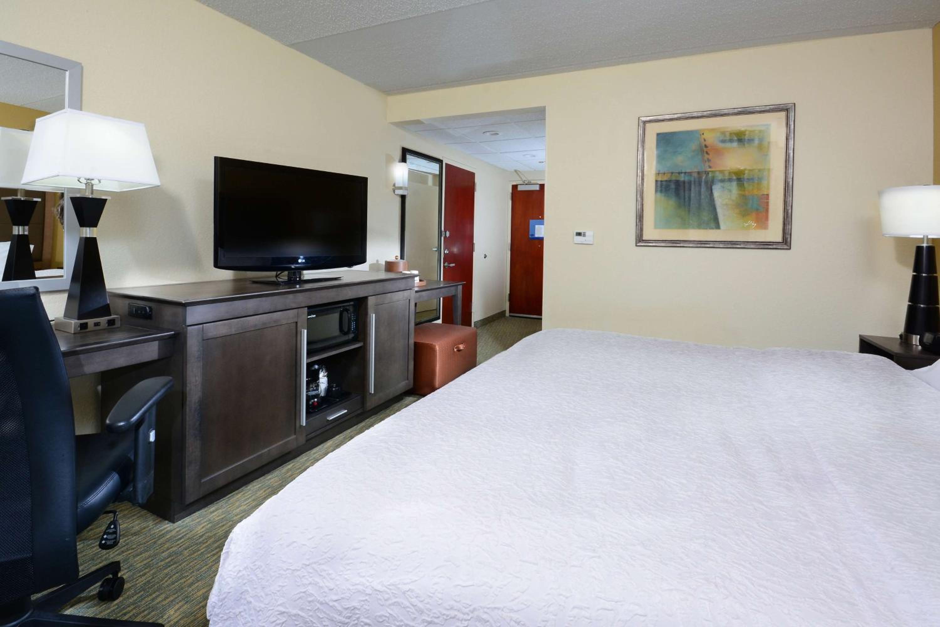 King Room with Accessible Tub - Mobility and Hearing Access/Non-Smoking - Photo 3