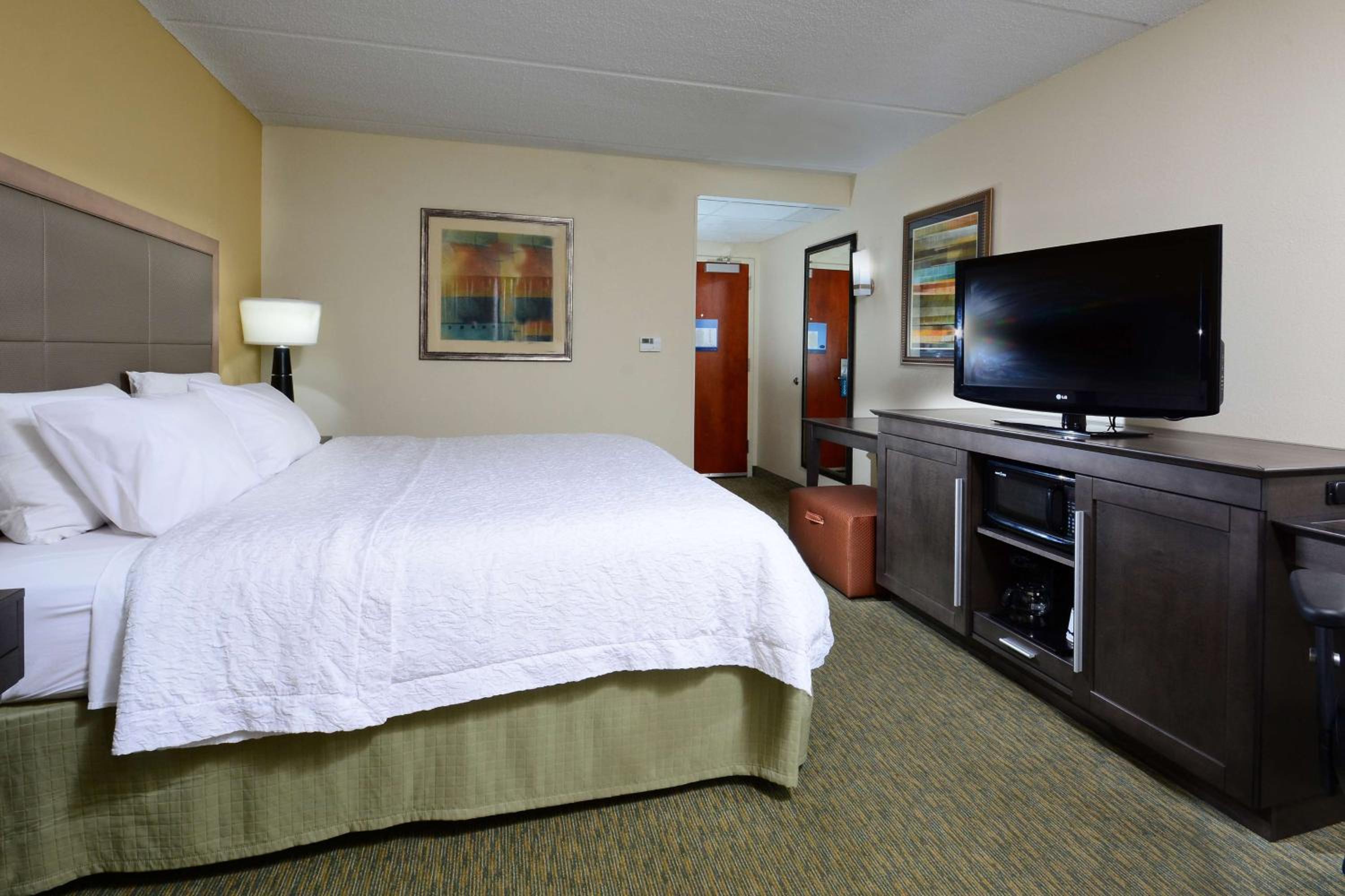 King Room with King Bed - Non-Smoking - Photo 2