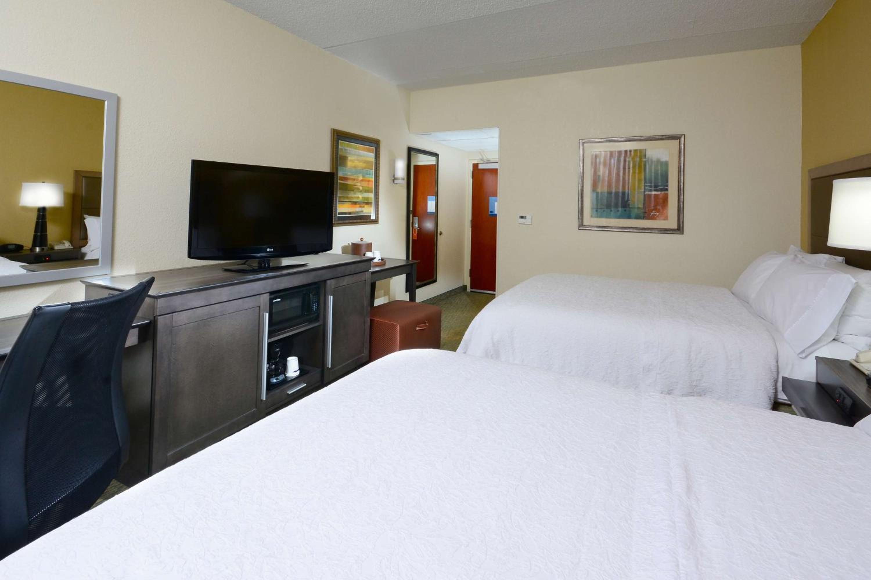 Room with Two Queen Beds - Non-Smoking - Photo 4