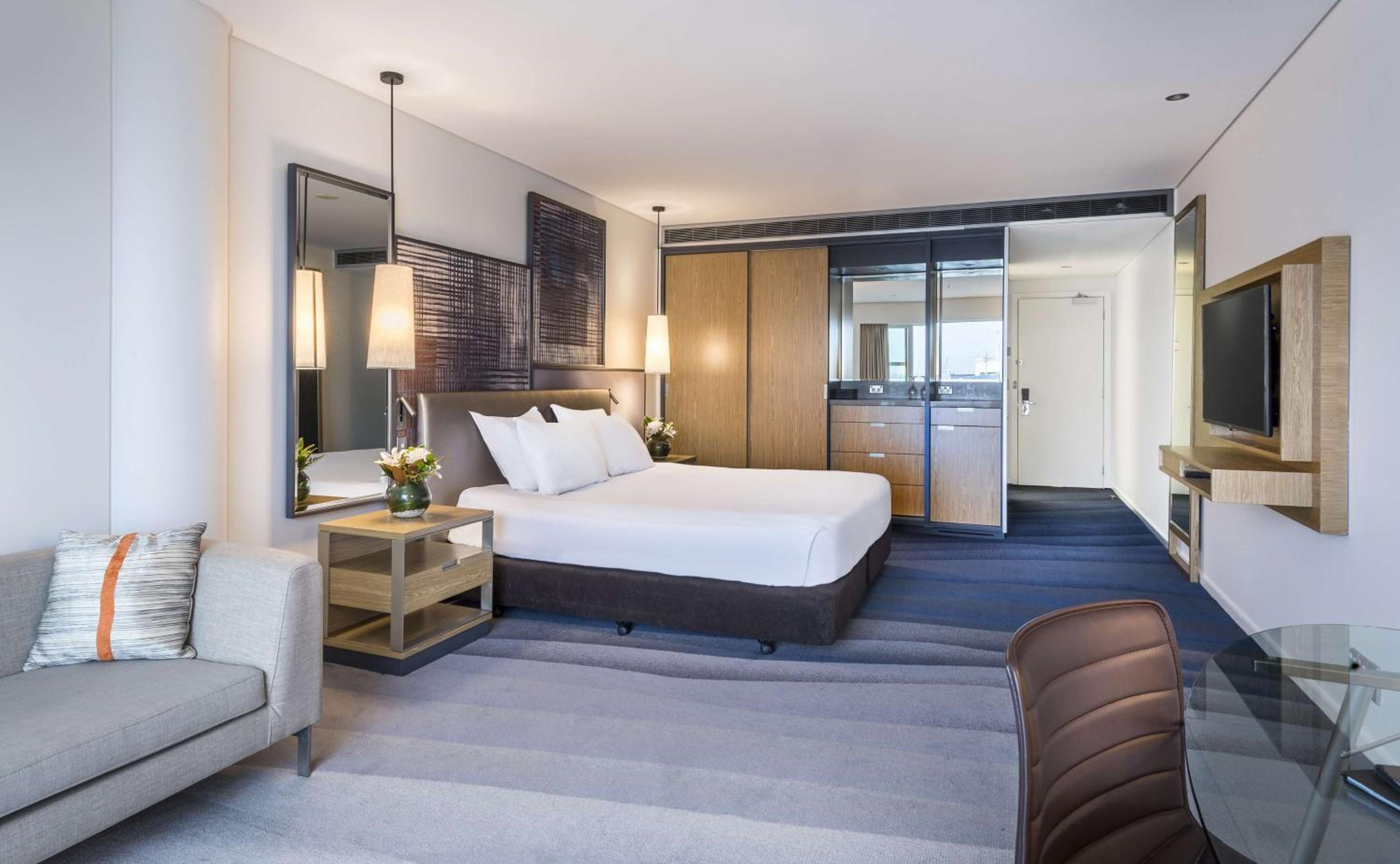 Deluxe King Room with Harbor View - Photo 4