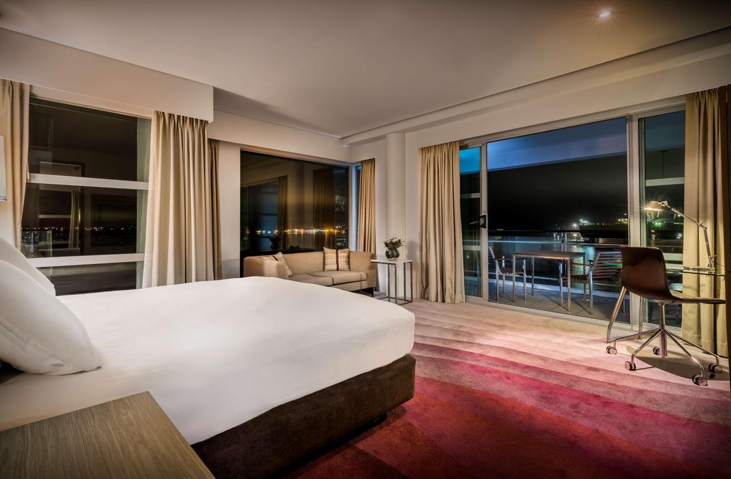 Deluxe King Room with Premium Harbor View - Photo 2