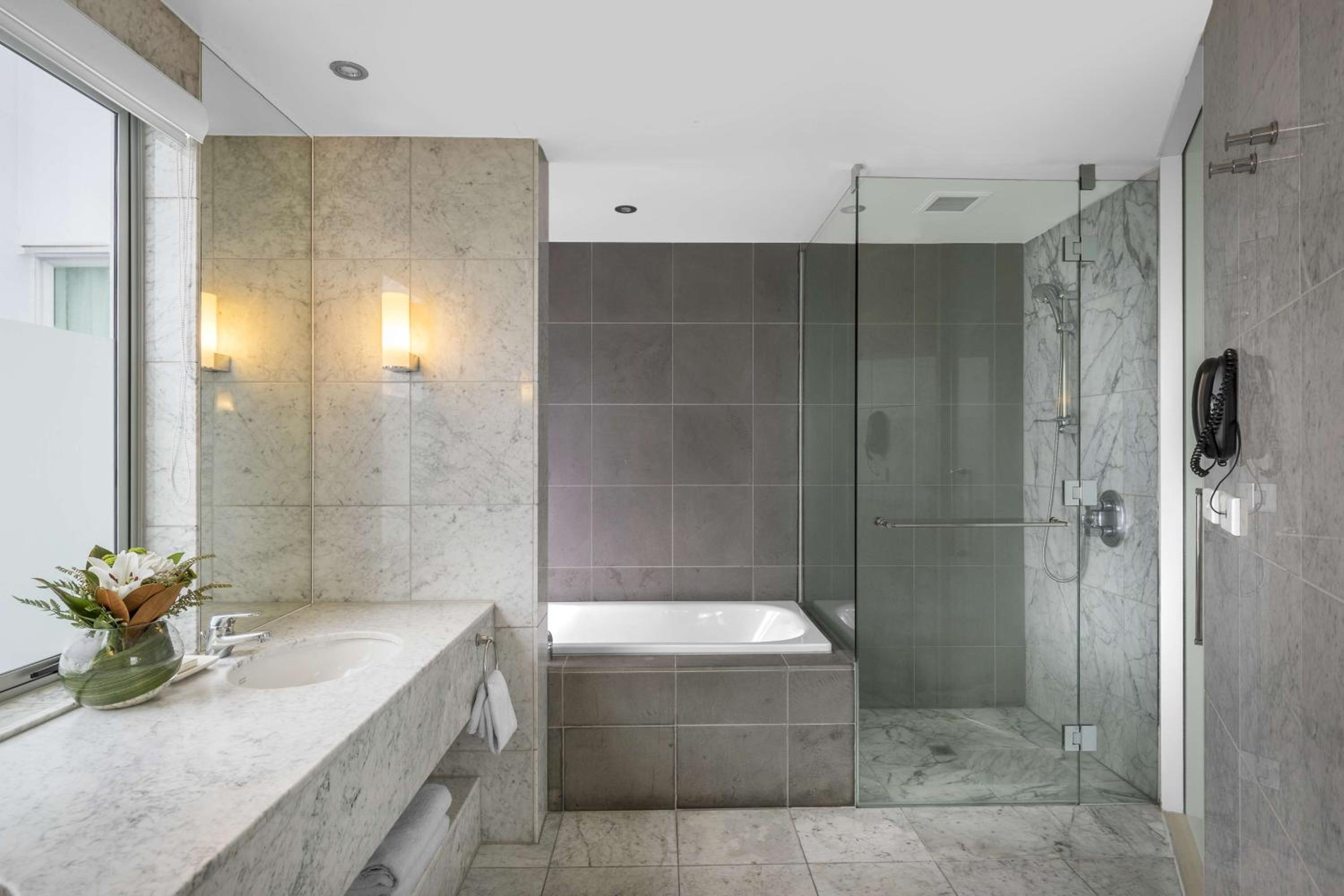 Deluxe Twin Room with Harbor View - Photo 4