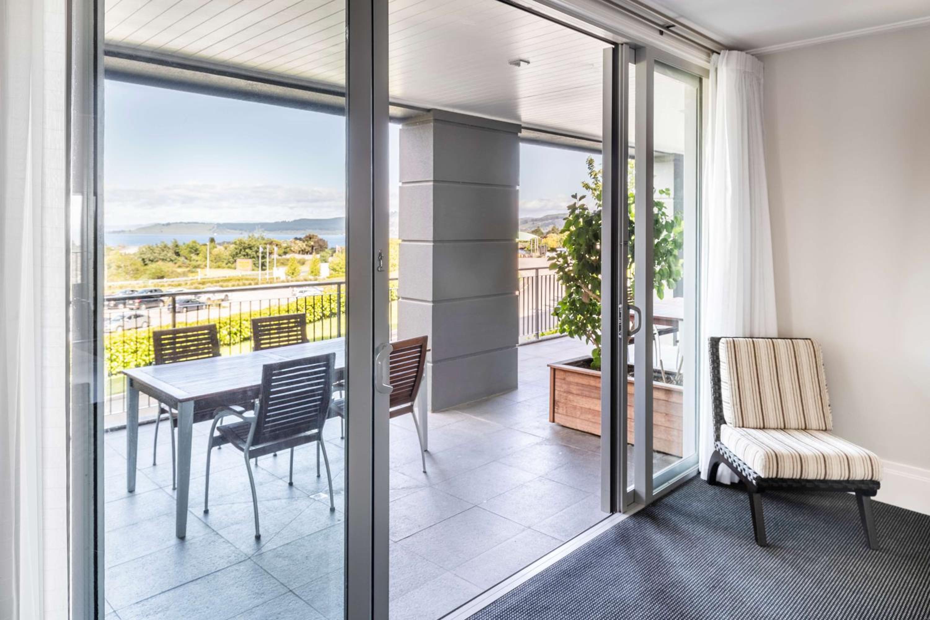 King Room with Lake View - Photo 2