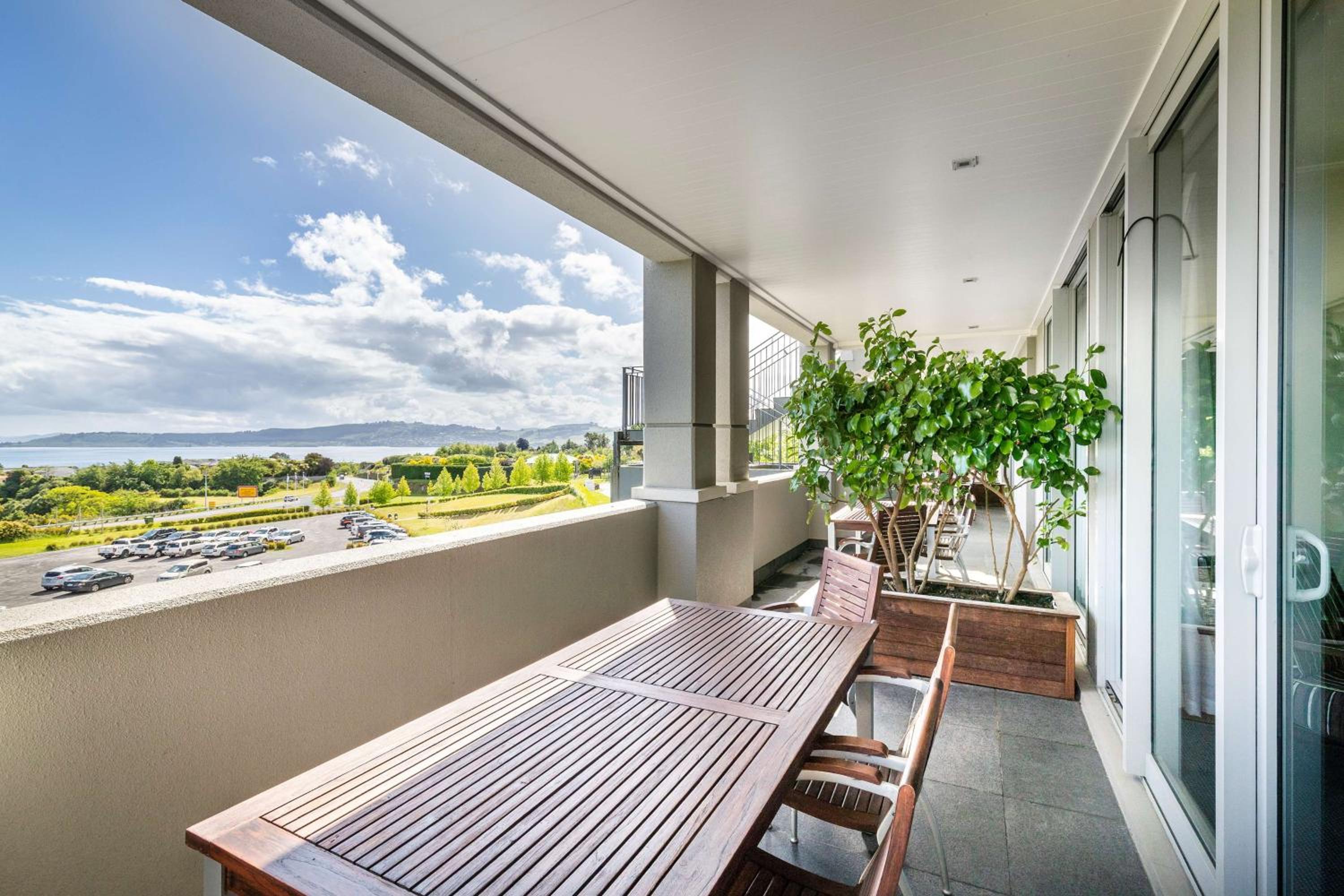 King Room with Lake View - Photo 3