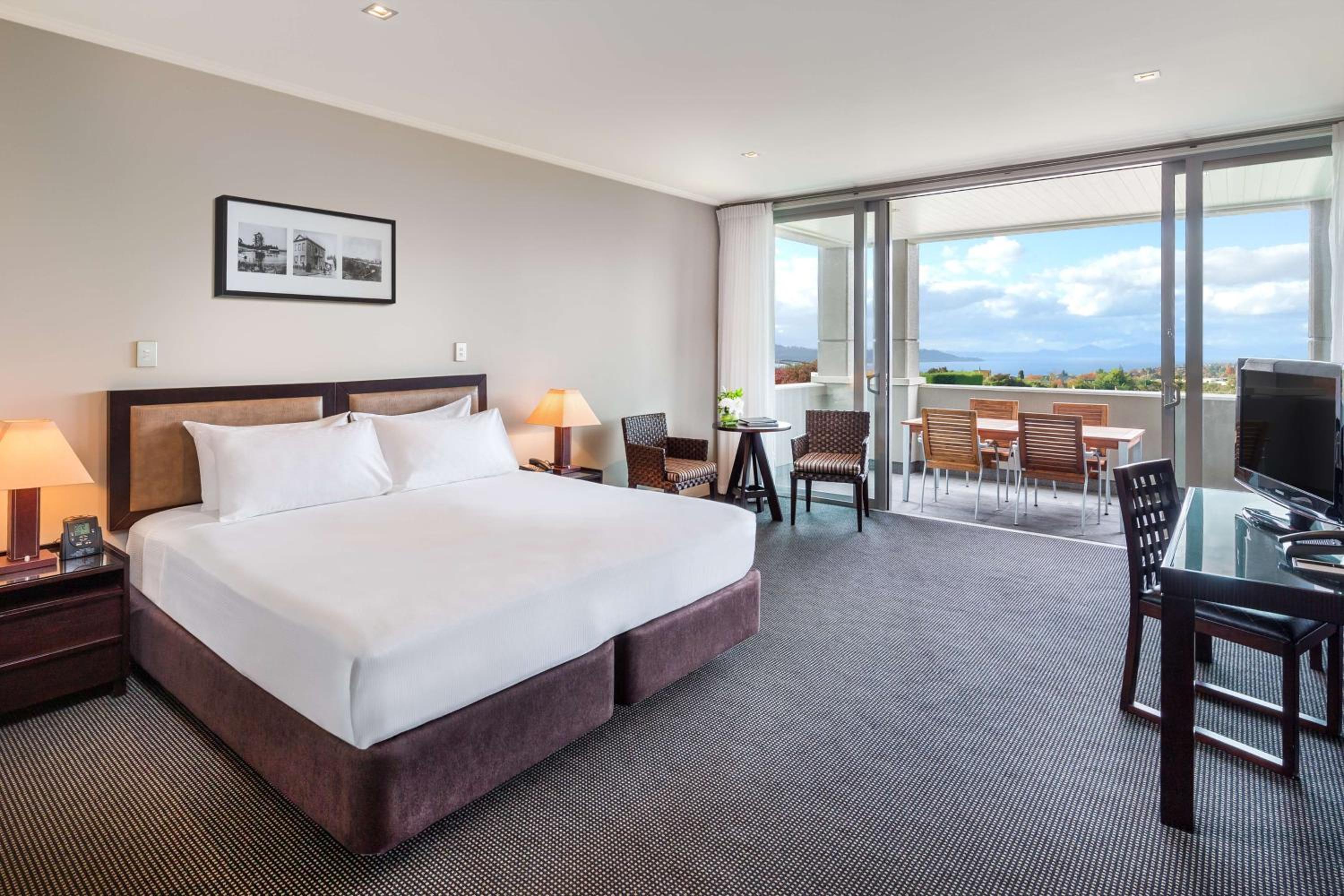 King Room with Lake View - Photo 4