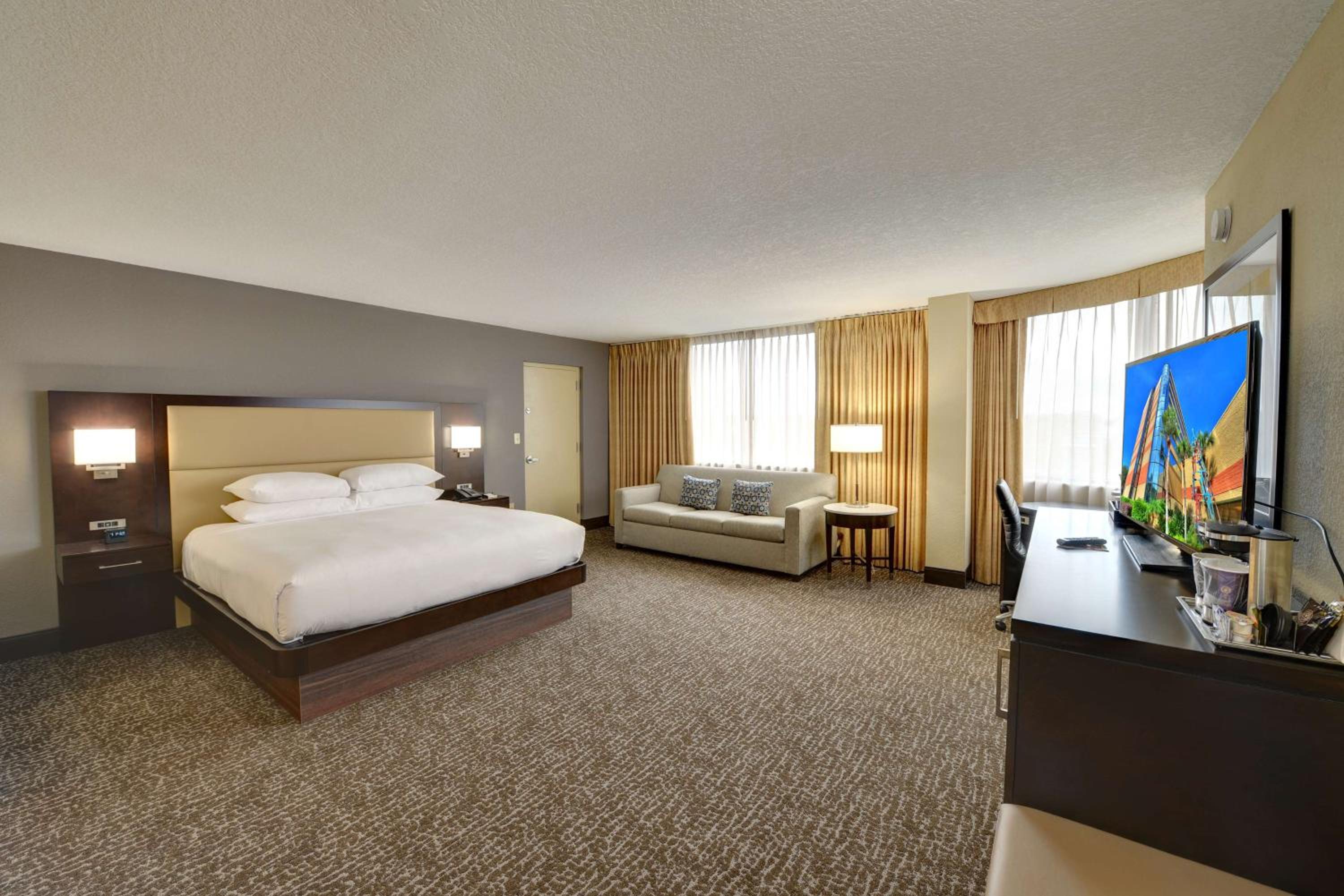 Corner King Room thumbnail 6