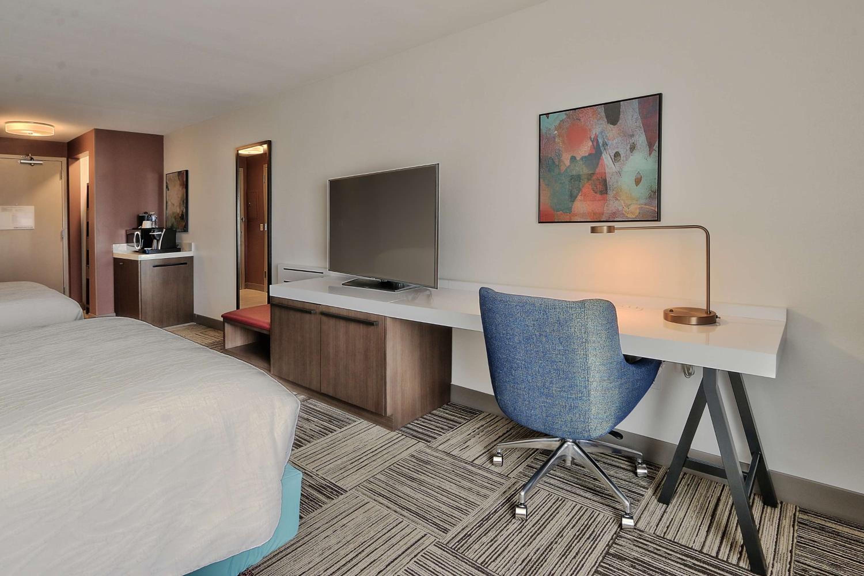 Queen Room with Two Queen Beds - Photo 2
