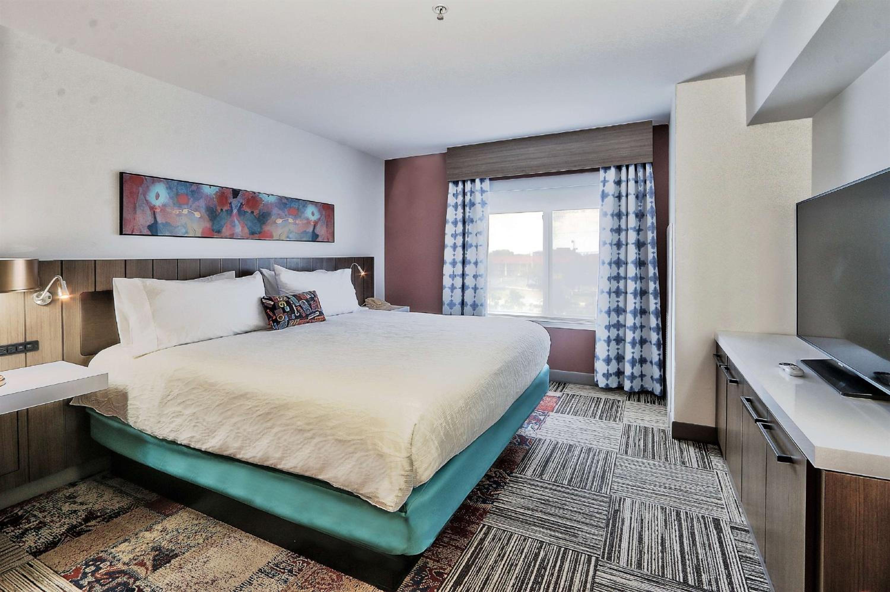 Junior King Suite with Sofa Bed - Photo 2