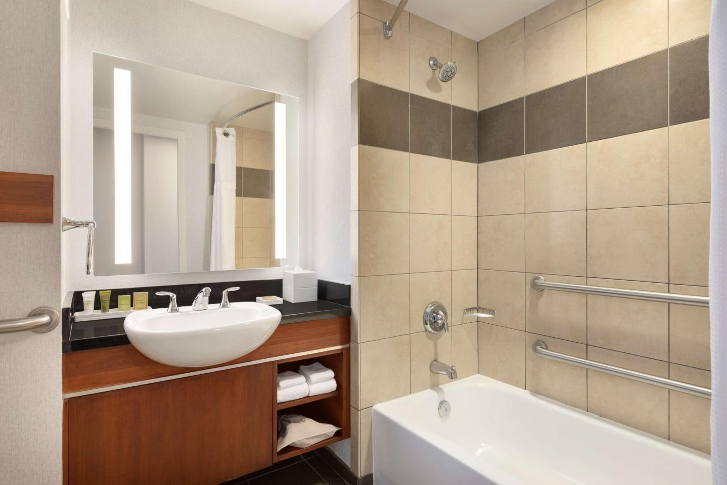Queen Room with Two Queen Beds - High Floor - Photo 4