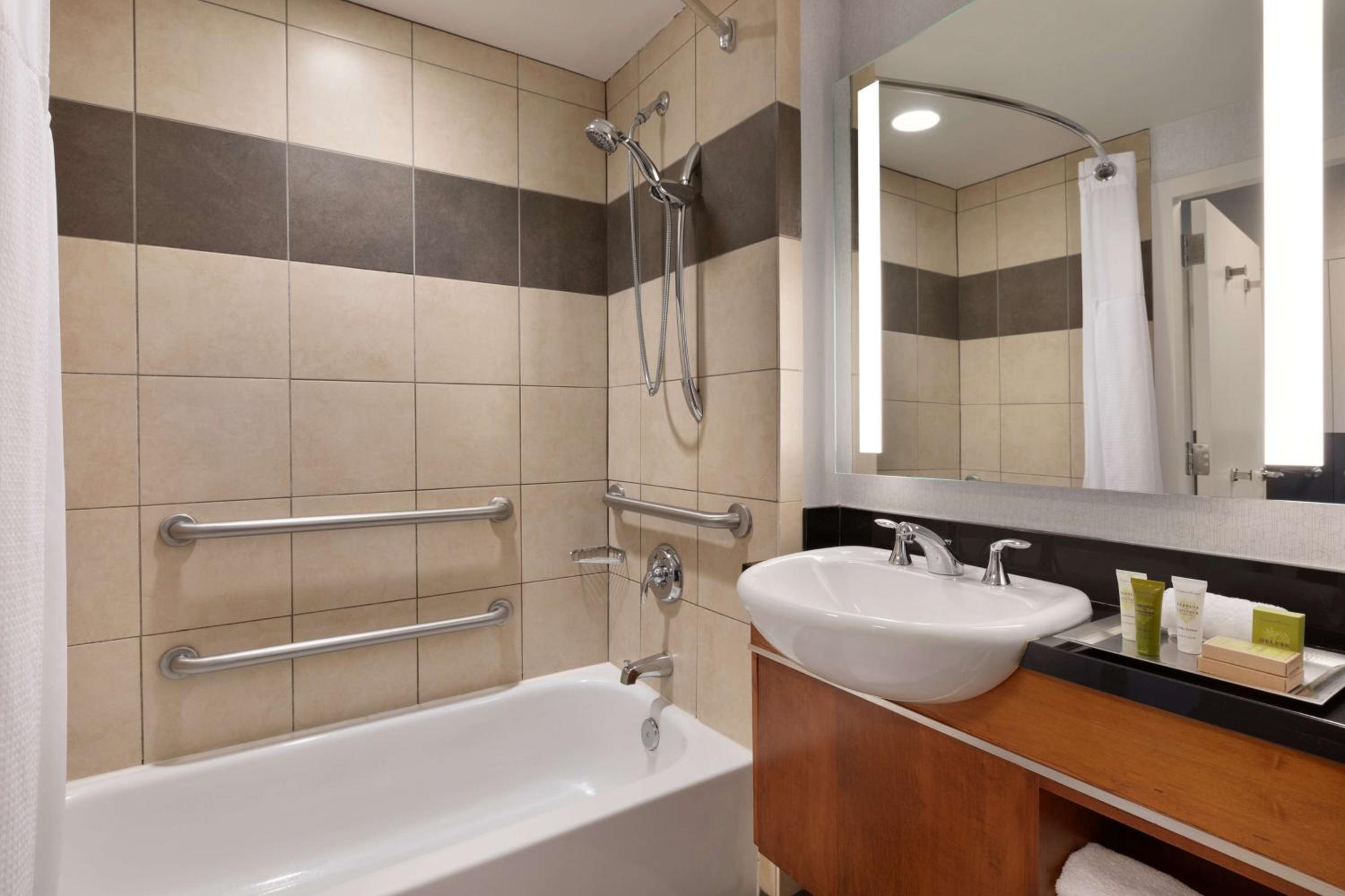 King Room with Tub - Mobility and Hearing Access - Photo 2