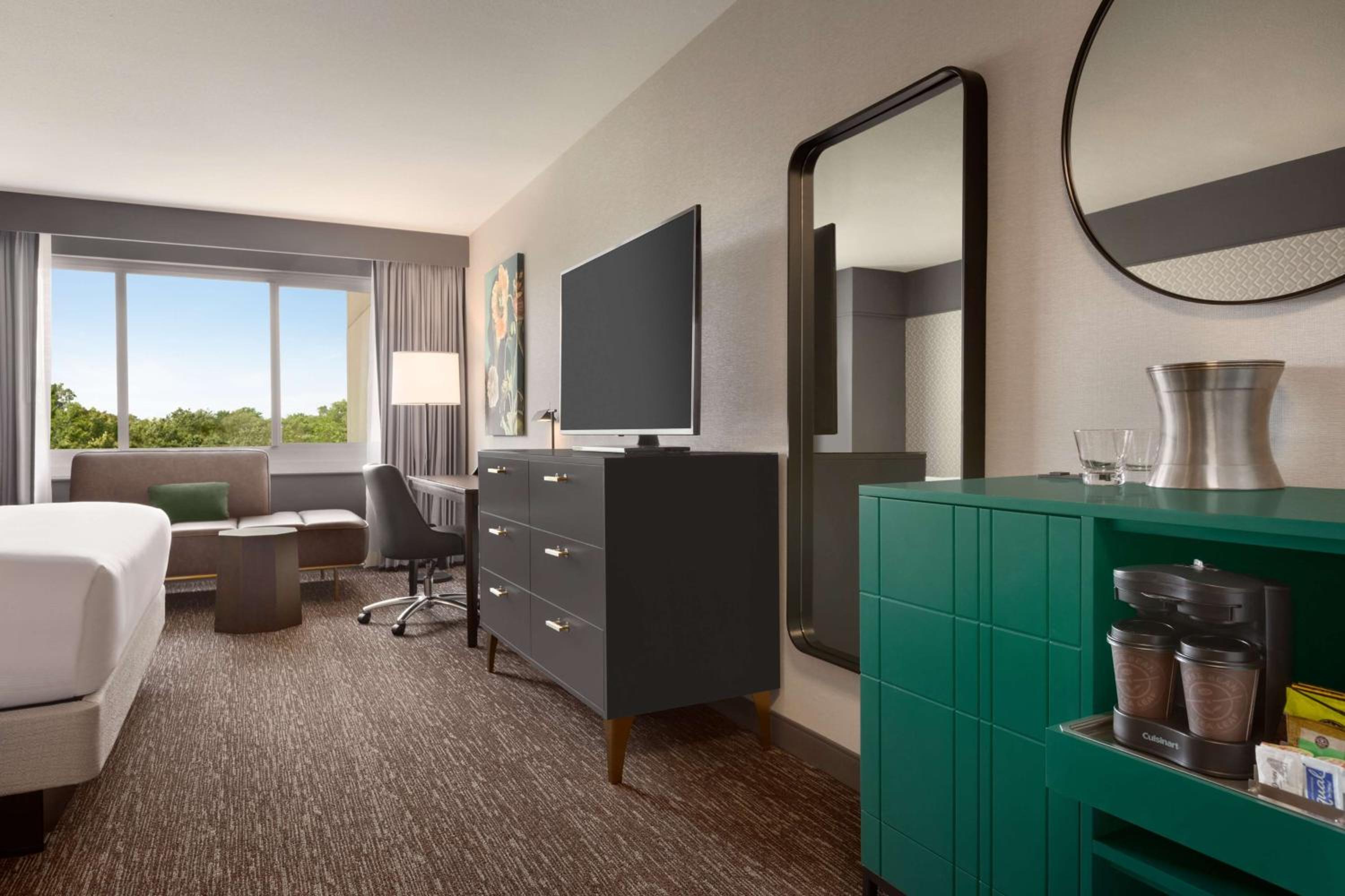 King Room with Tub - Mobility and Hearing Access - Photo 3