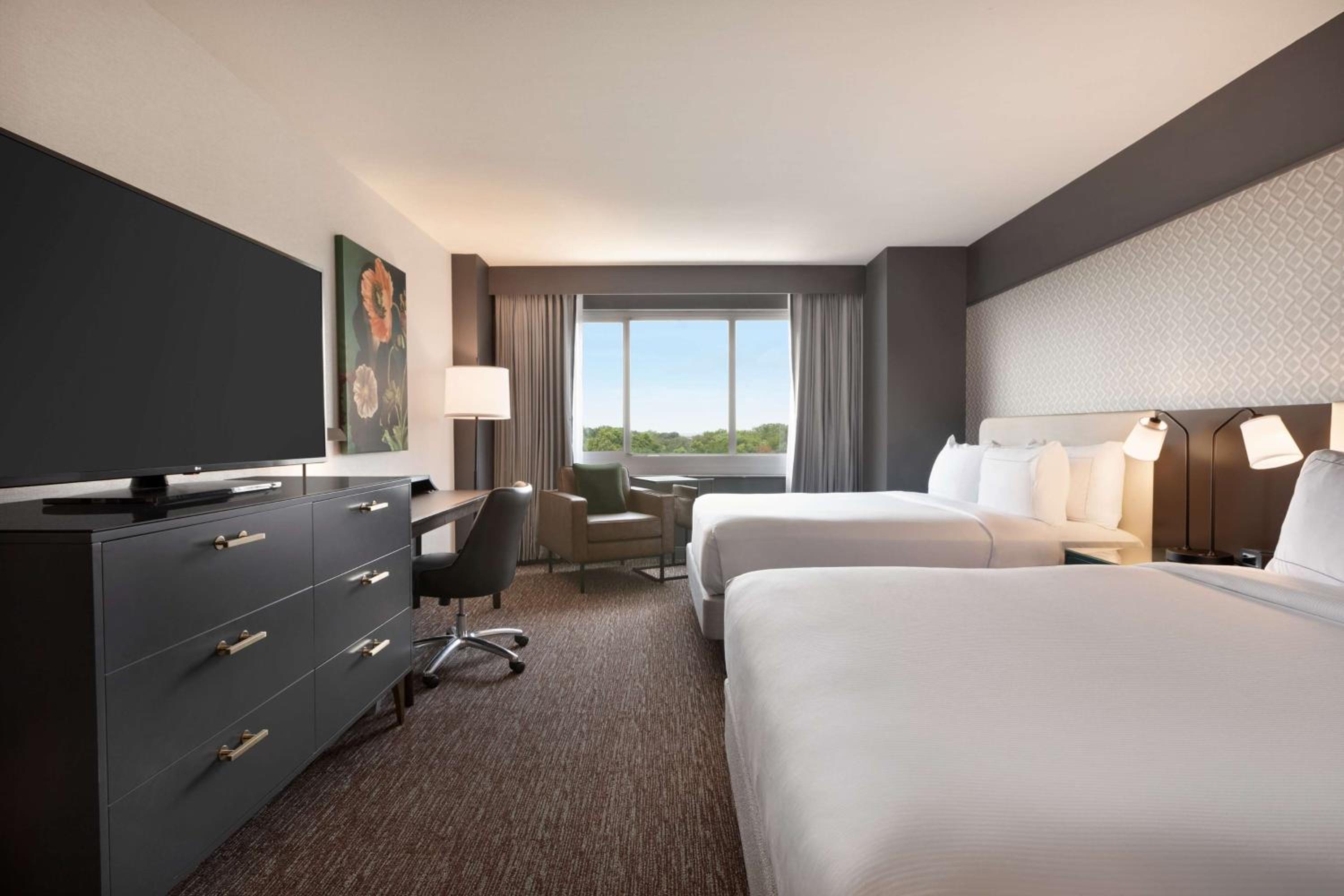 Queen Room with Two Queen Beds - Photo 4