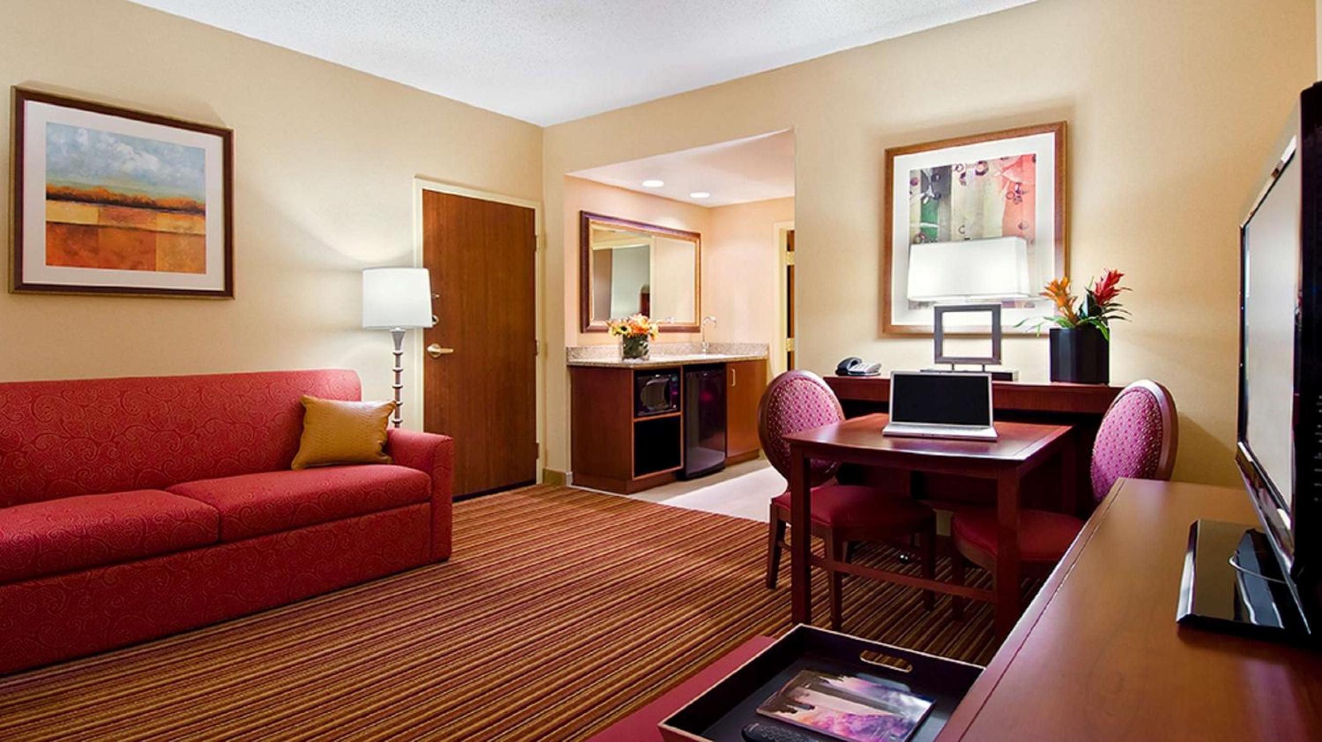 King Suite with Accessible Tub - Mobility and Hearing Access/Non-Smoking - Photo 2
