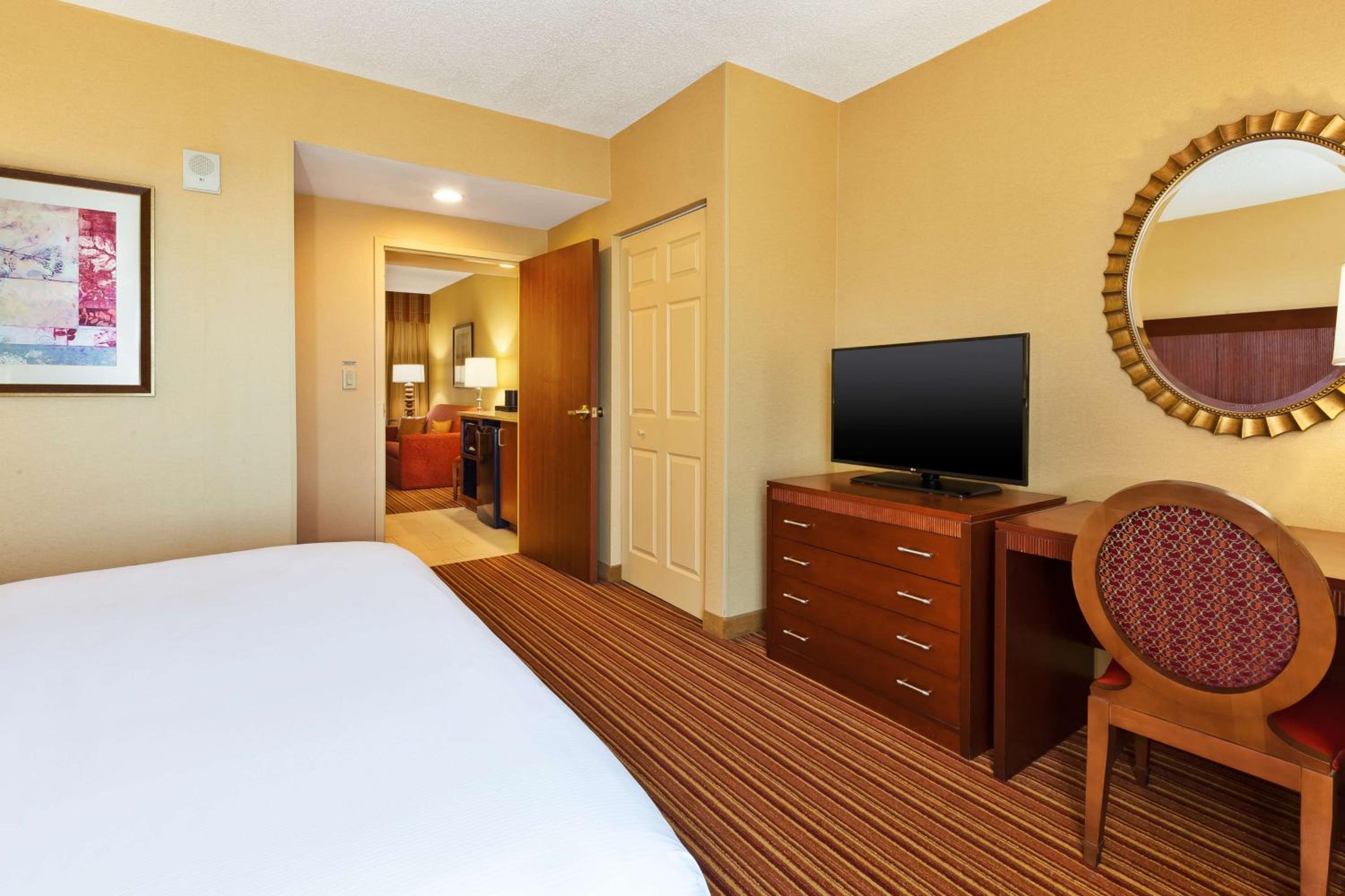 Two-Room King Suite - Non-Smoking - Photo 3