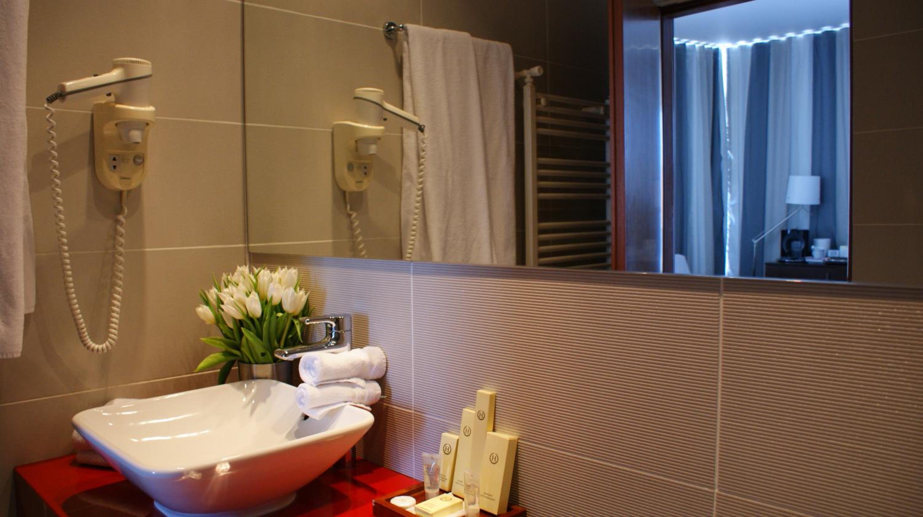 Junior Suite with Balcony - Photo 9