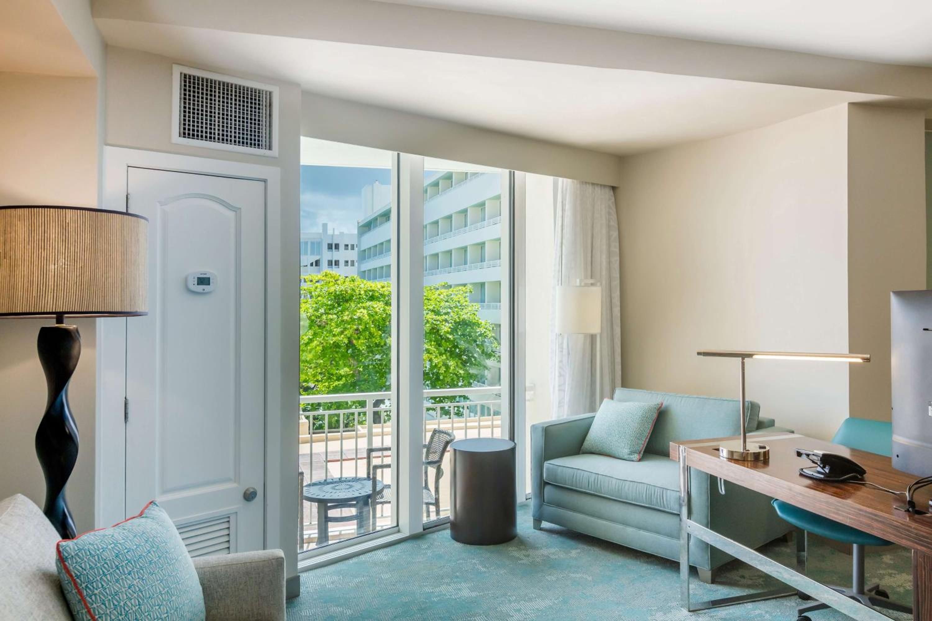 Junior King Suite with Balcony - Photo 9