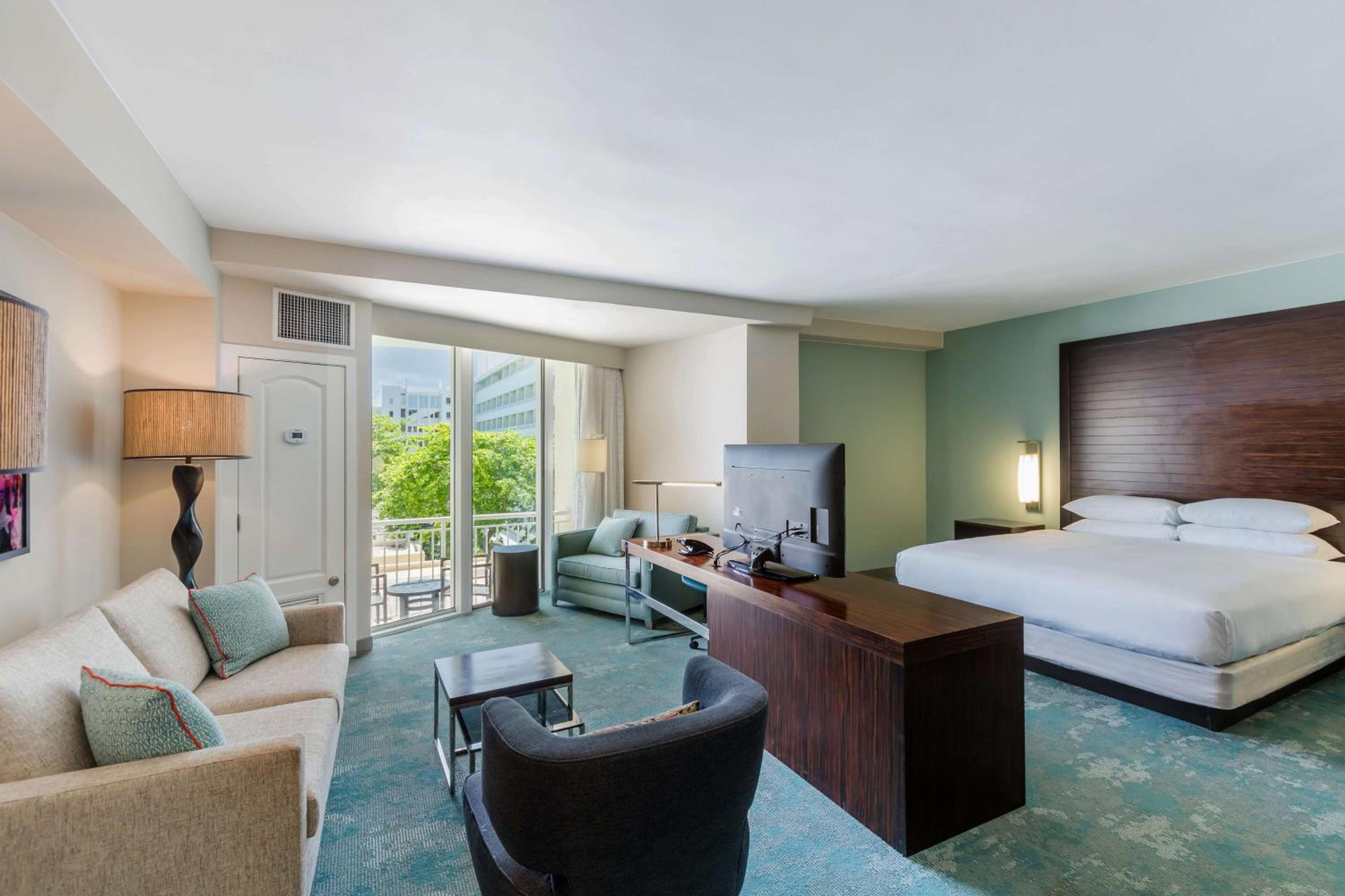 Junior King Suite with Balcony - Photo 8