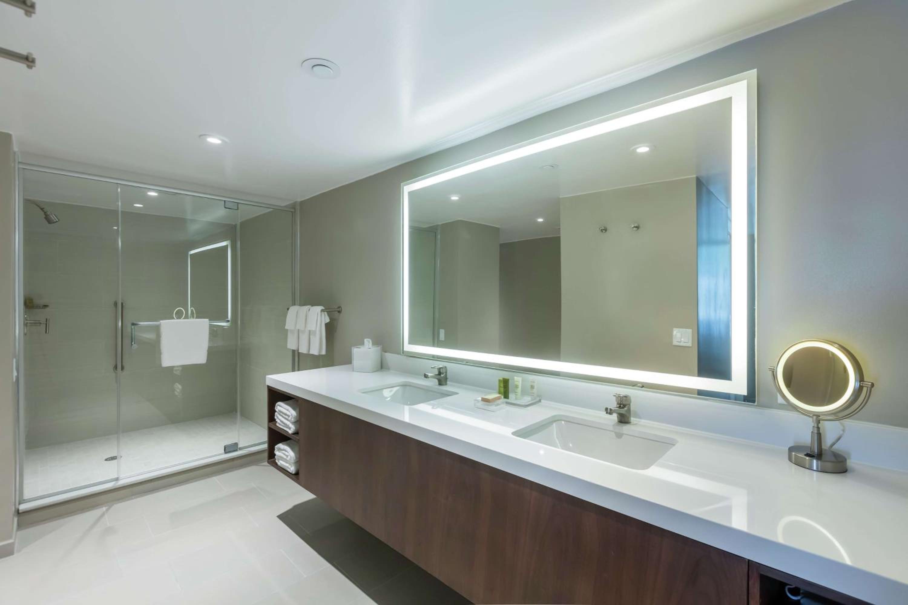 Two-Bedroom Suite with One King and Two Double Beds - Split Level photo 2