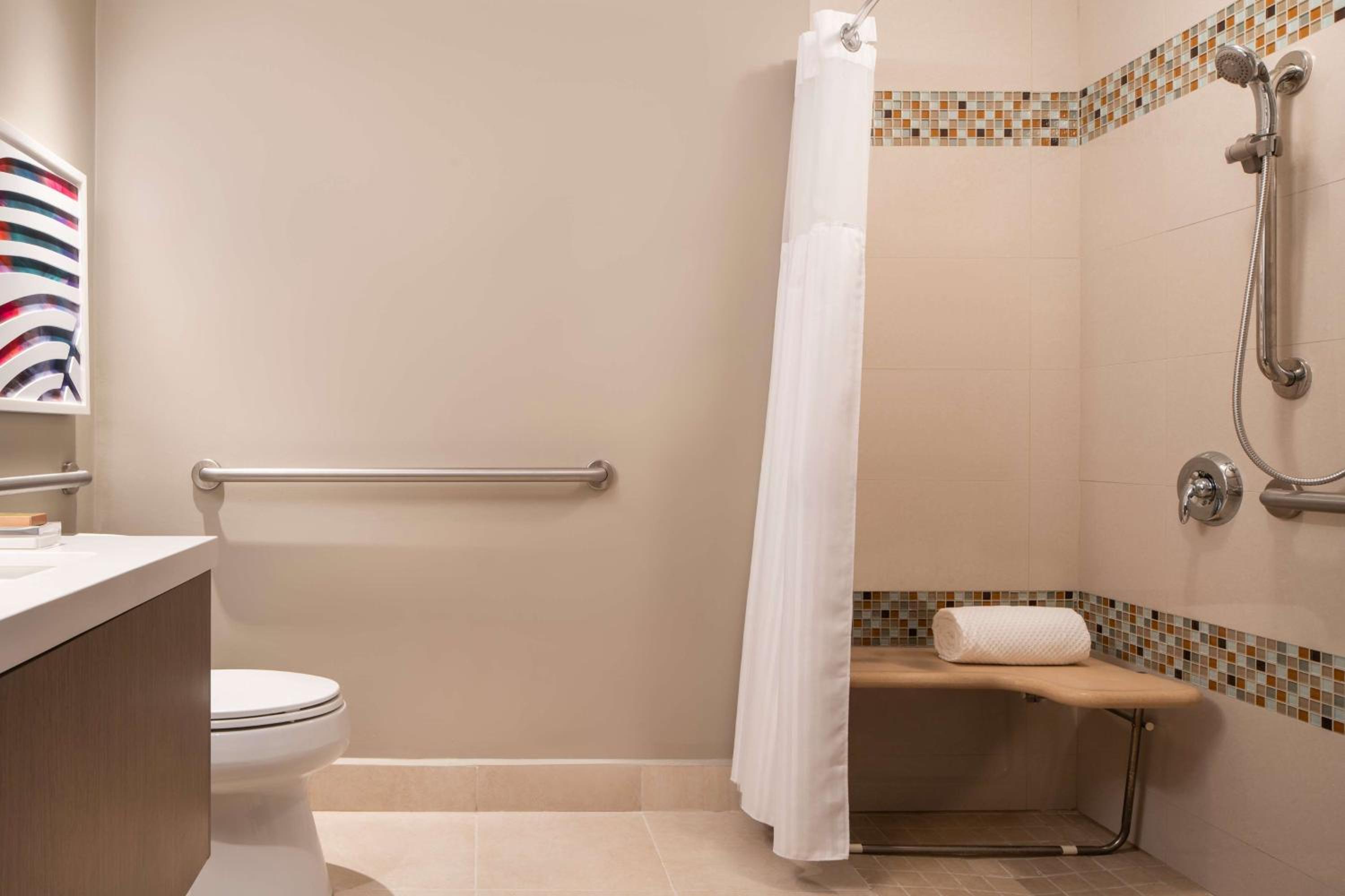 Double Room with Two Double Beds and Roll-in Shower - Mobility Access - Photo 5