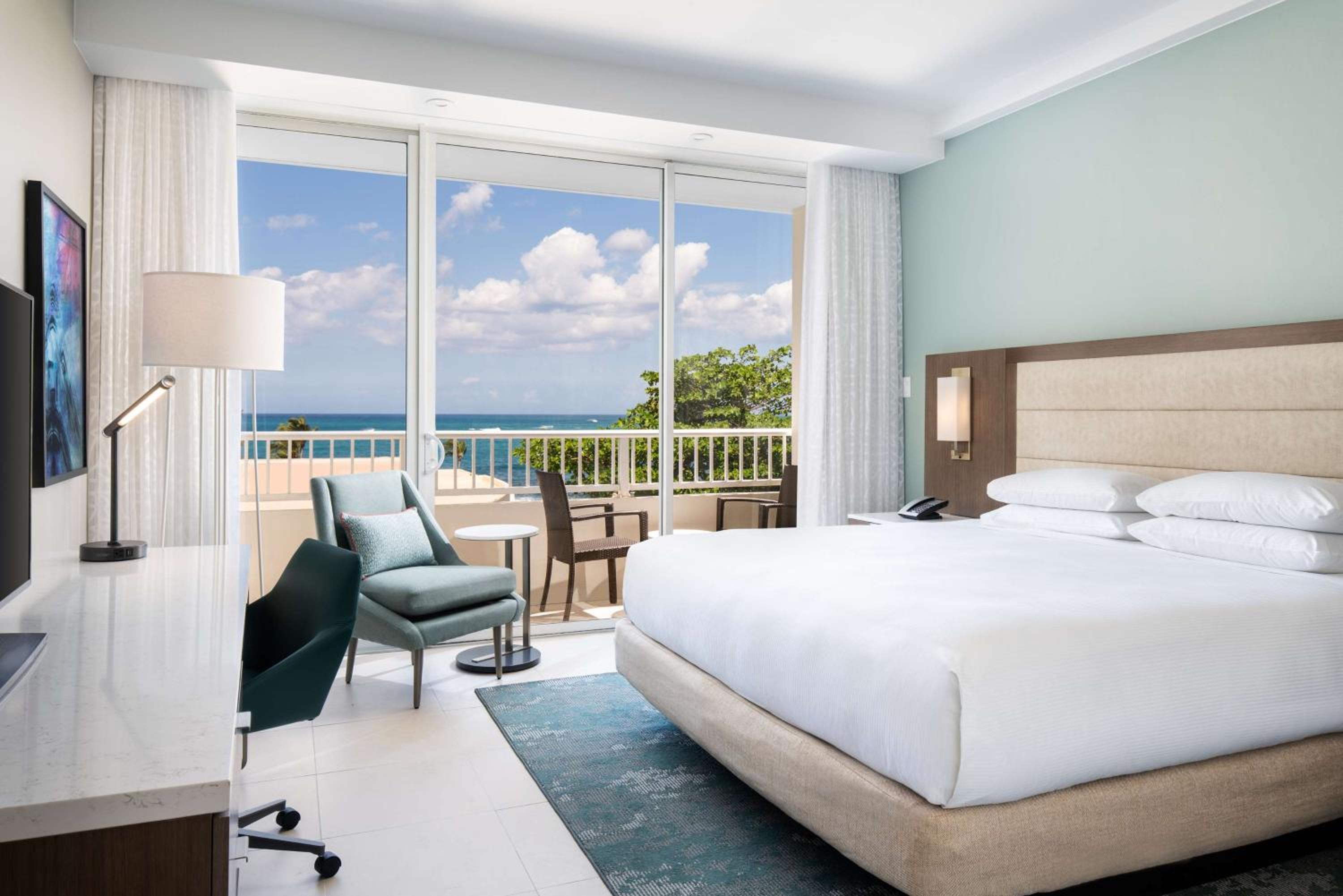 Junior King Suite with Balcony - Photo 3