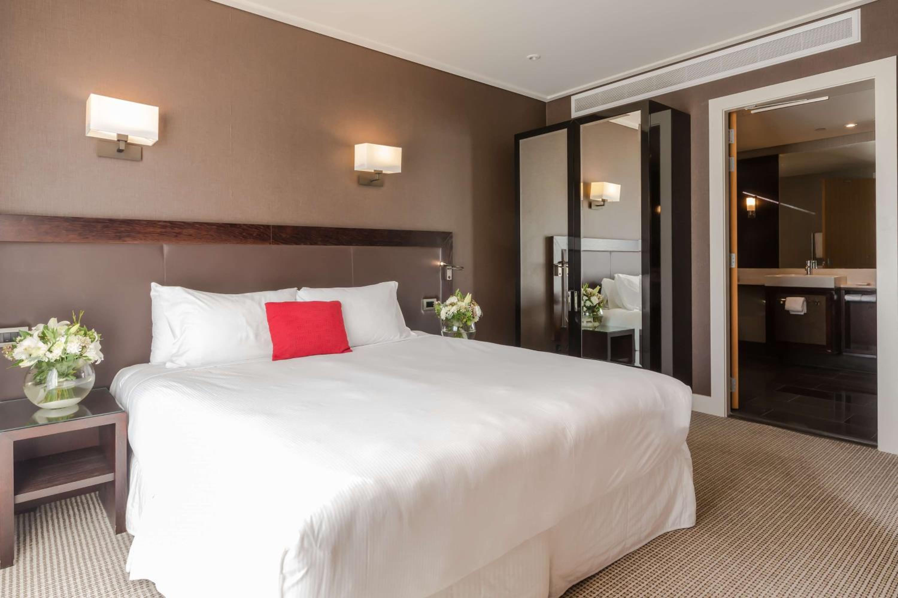 One-Bedroom Suite - Photo 9