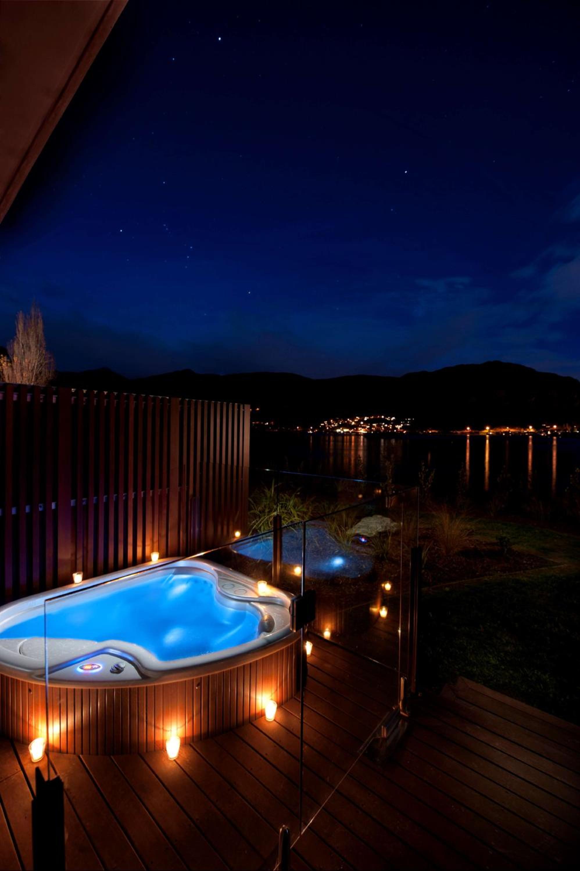 Lake Front King Room with Hot Tub - Photo 4
