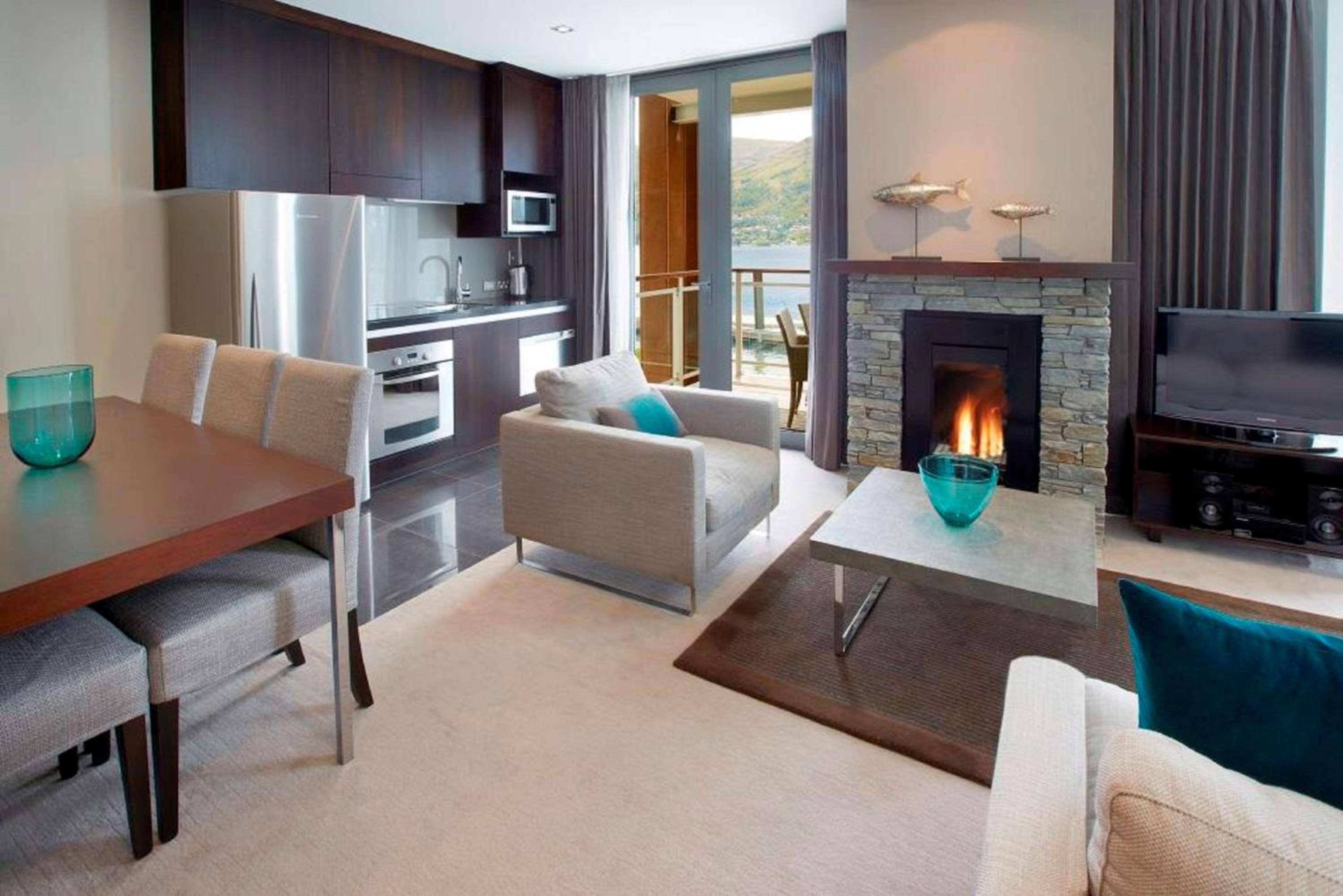 Two-Bedroom Lakeview Apartment with Two Bathrooms