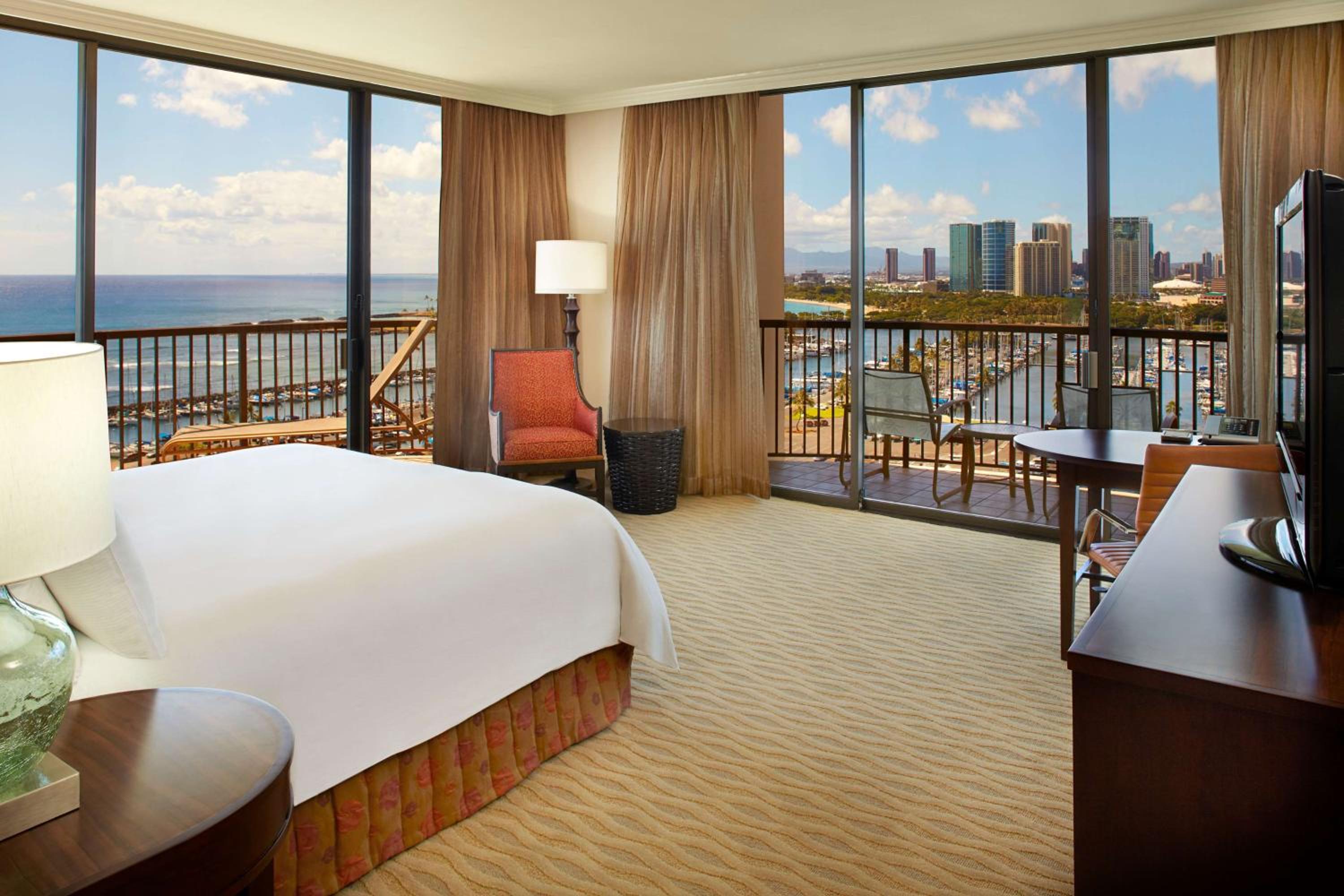 Rainbow Tower Corner Ocean Front Marina View– 1 King Bed