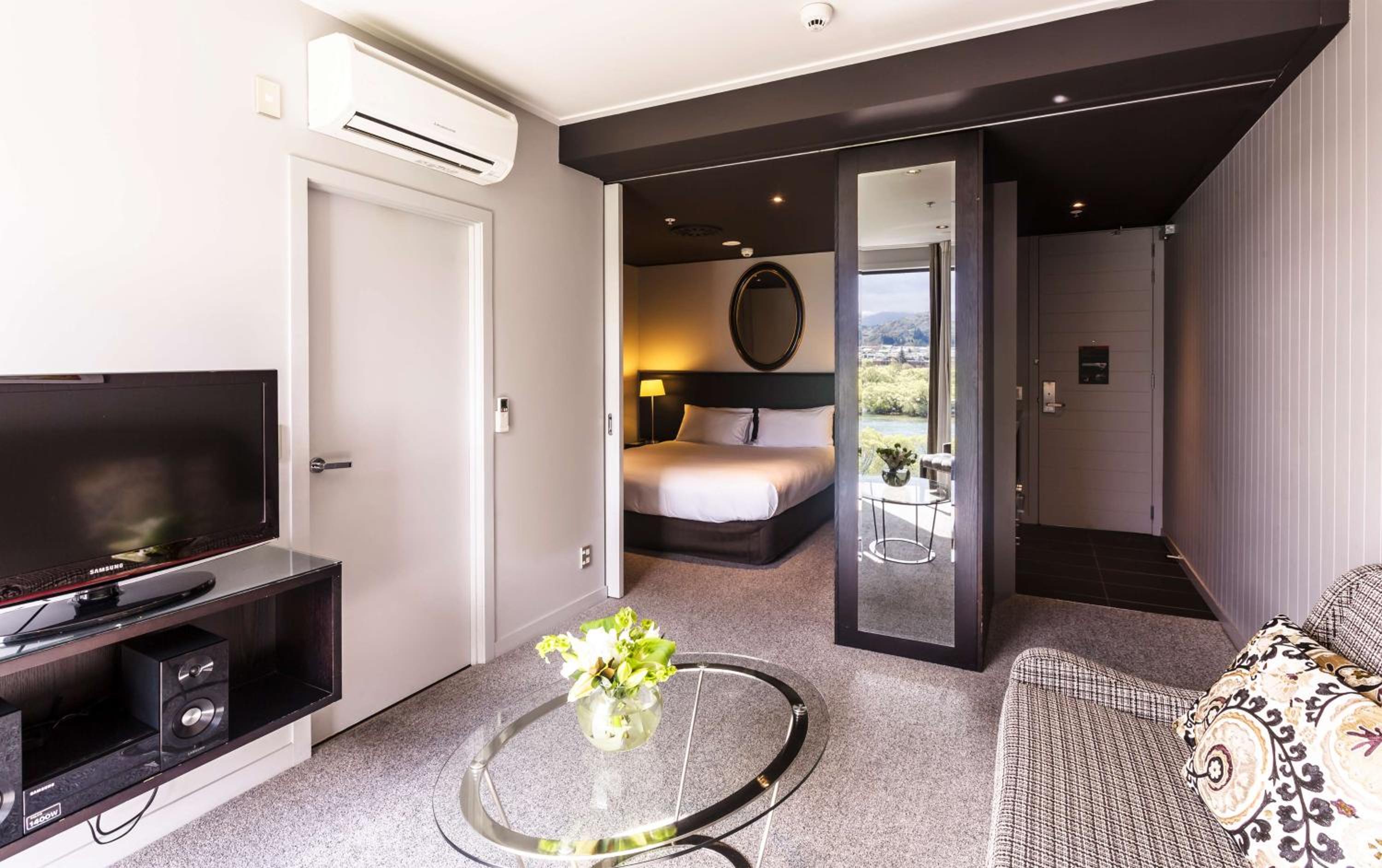 Deluxe King Room with Lake View and Kitchenette - Photo 1