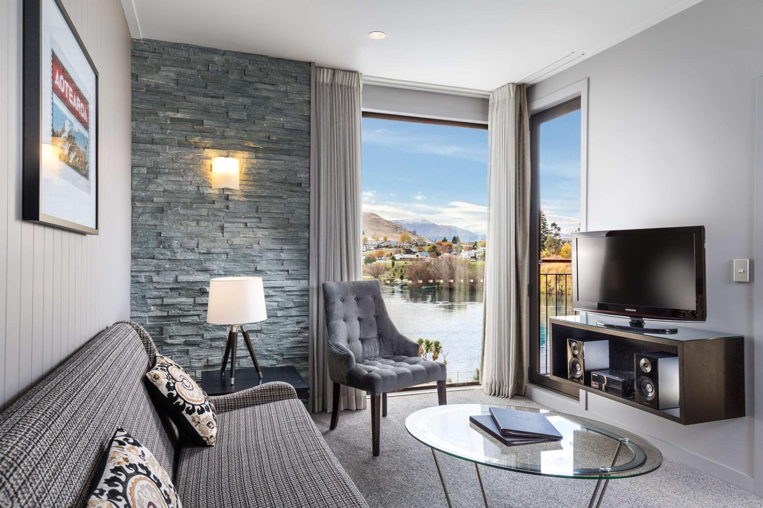 Deluxe King Room with Lake View and Kitchenette - Photo 2