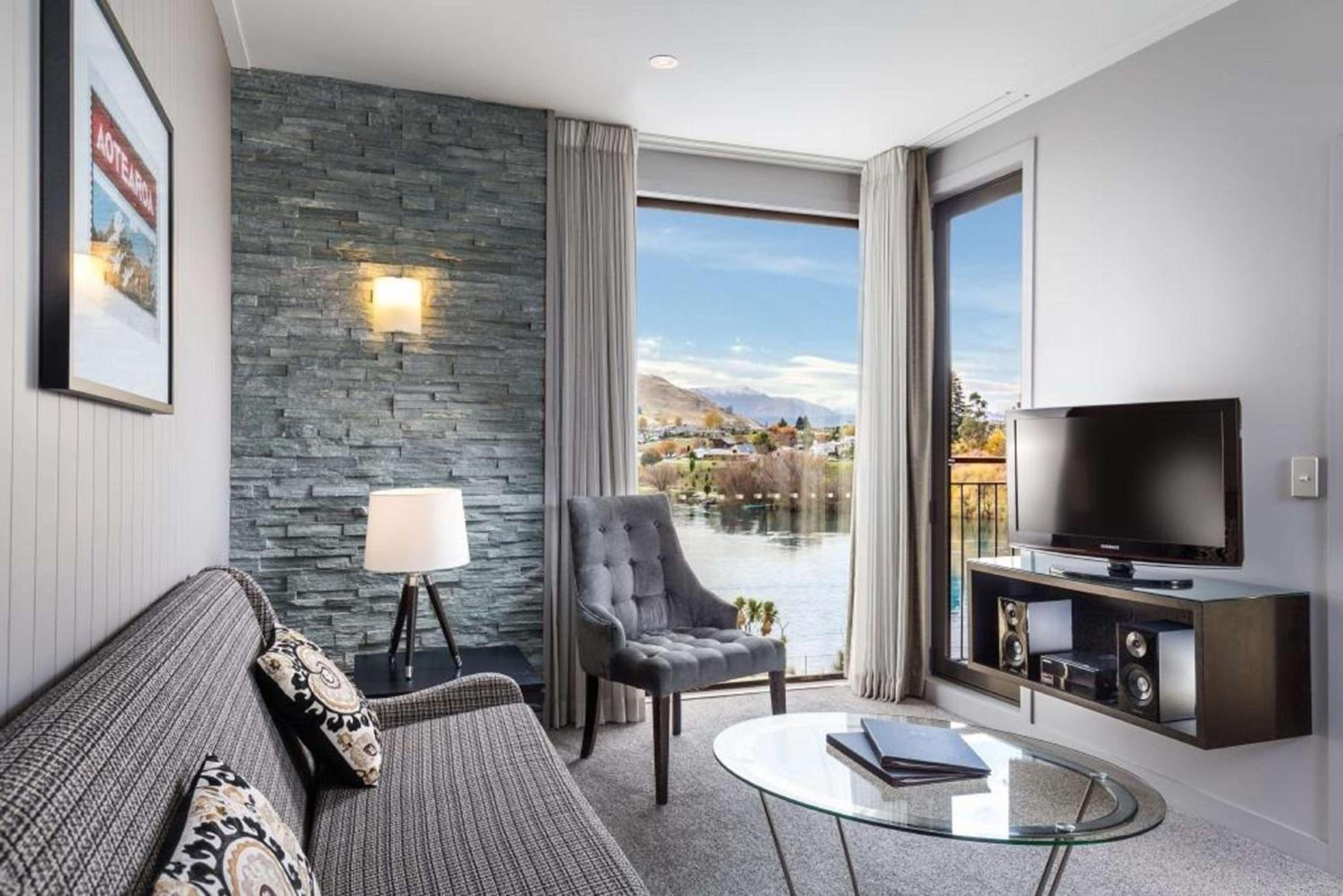 Deluxe King Room with Lake View and Kitchenette - Photo 8