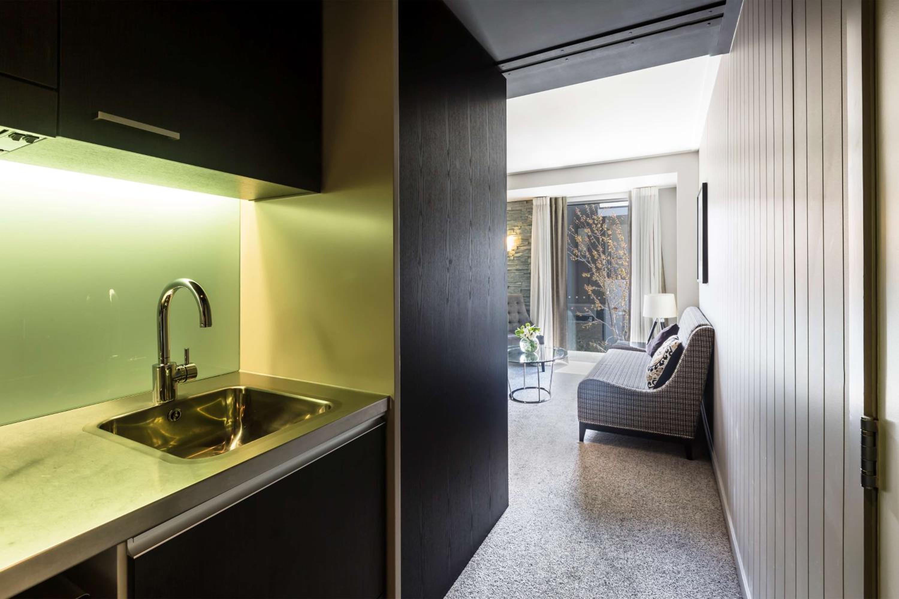 King Room with Kitchenette - Photo 8
