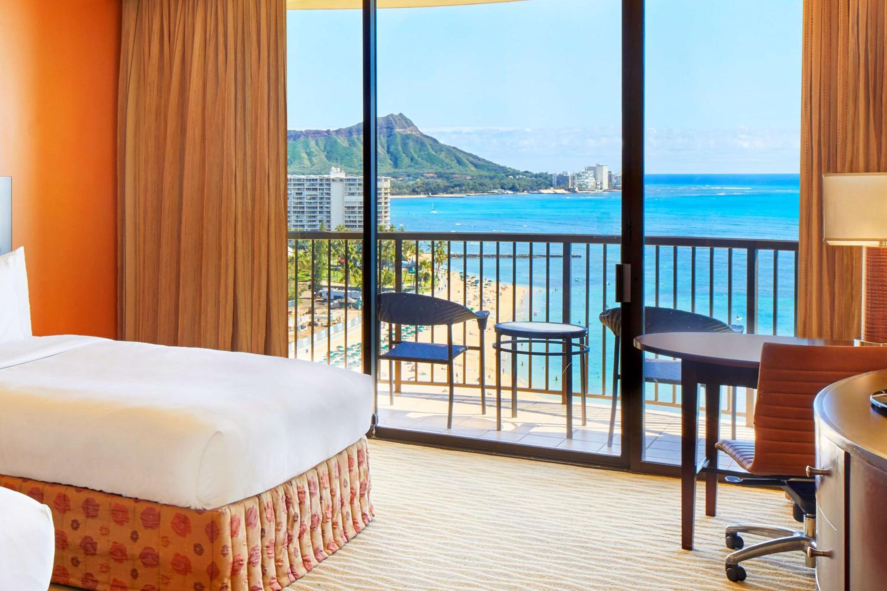 Rainbow Tower Ocean Front Two Double Beds - Mobility Accessible Tub