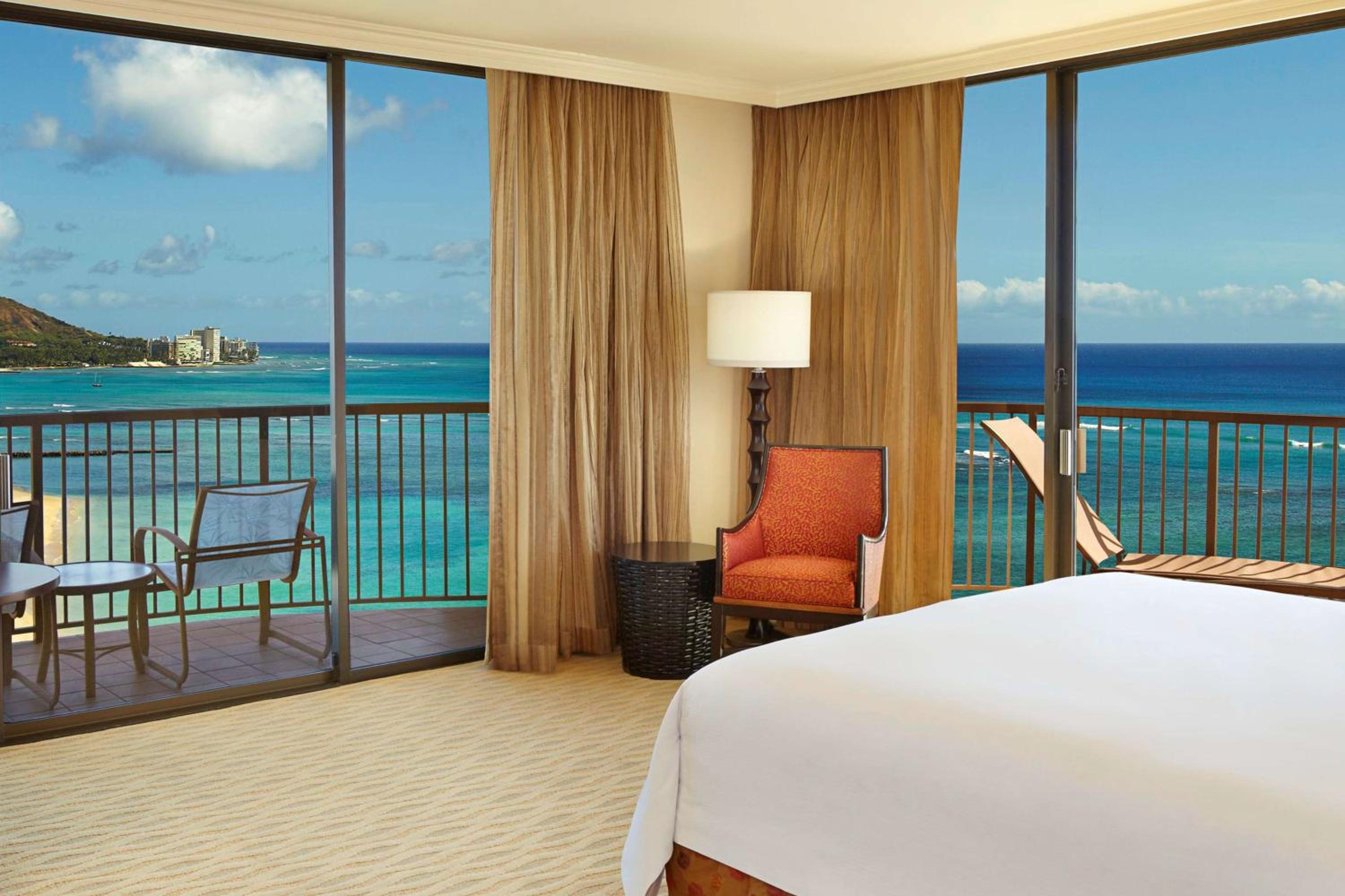 Rainbow Tower Ocean Front Corner Diamond Head View With King Bed